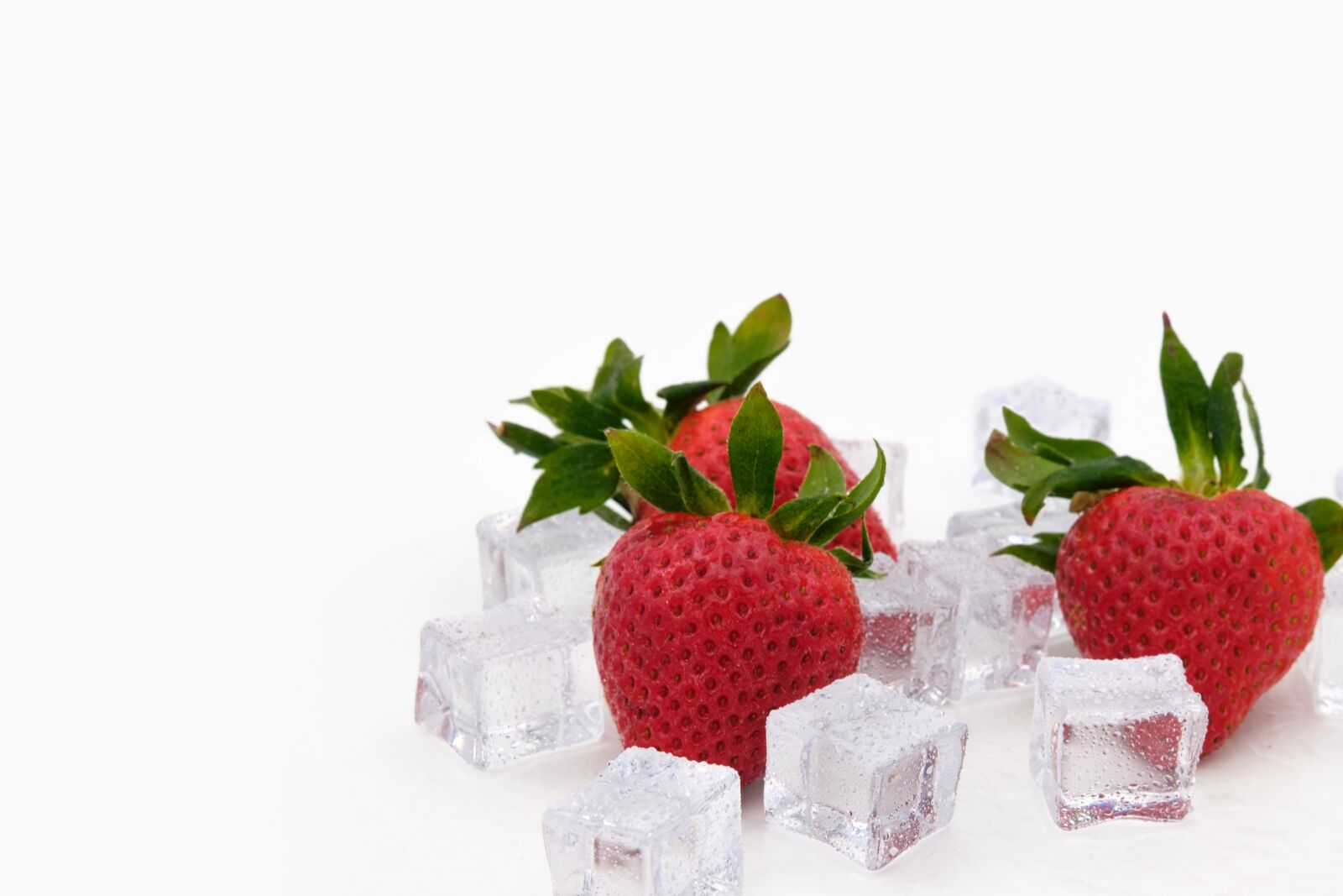 Fujifilm X-T2 + Fujifilm XF 35mm F2 R WR sample photo. Strawberries, ice, ice cubes photography