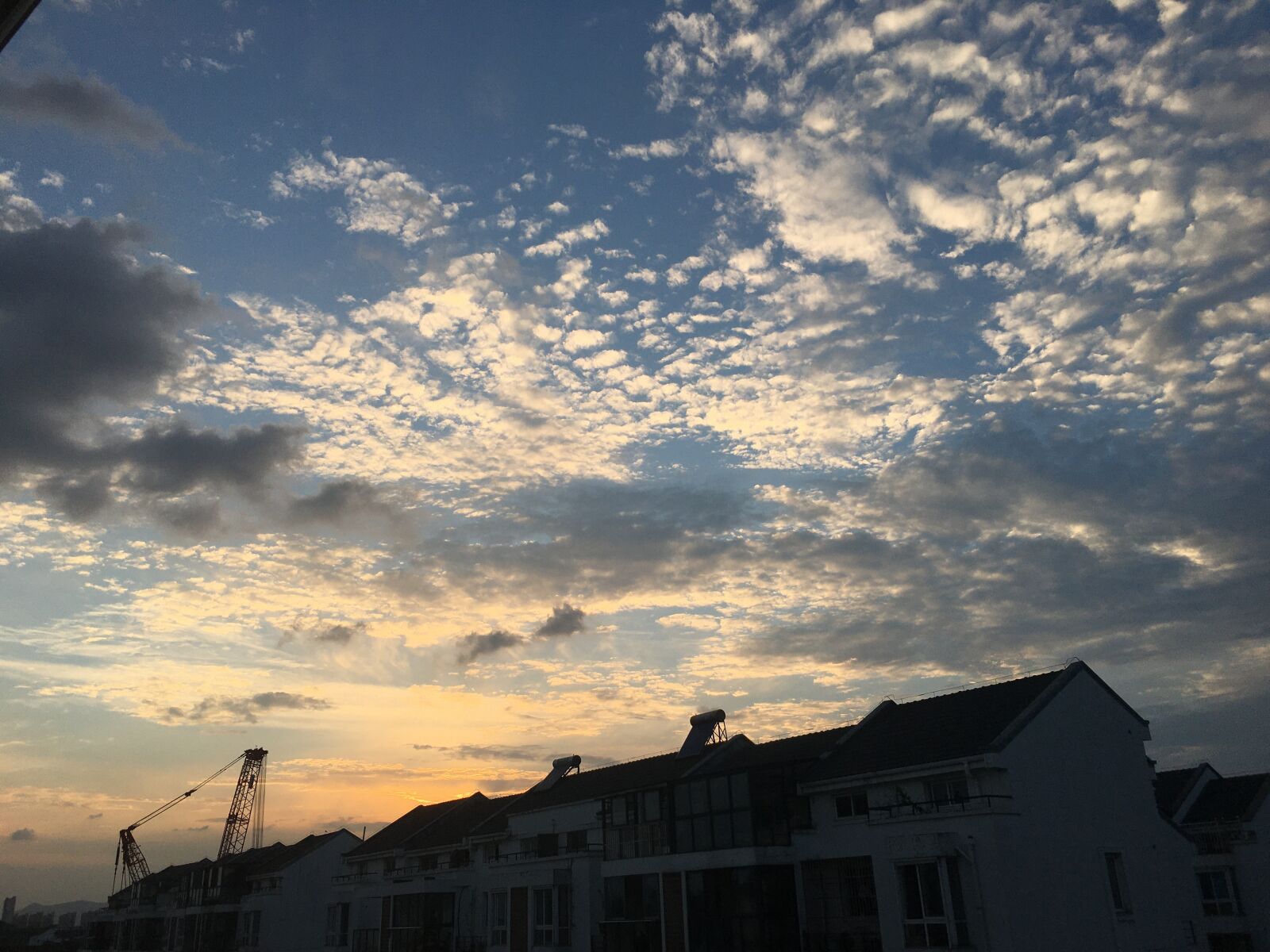 iPhone 6s Plus back camera 4.15mm f/2.2 sample photo. At dusk, sky, sunset photography