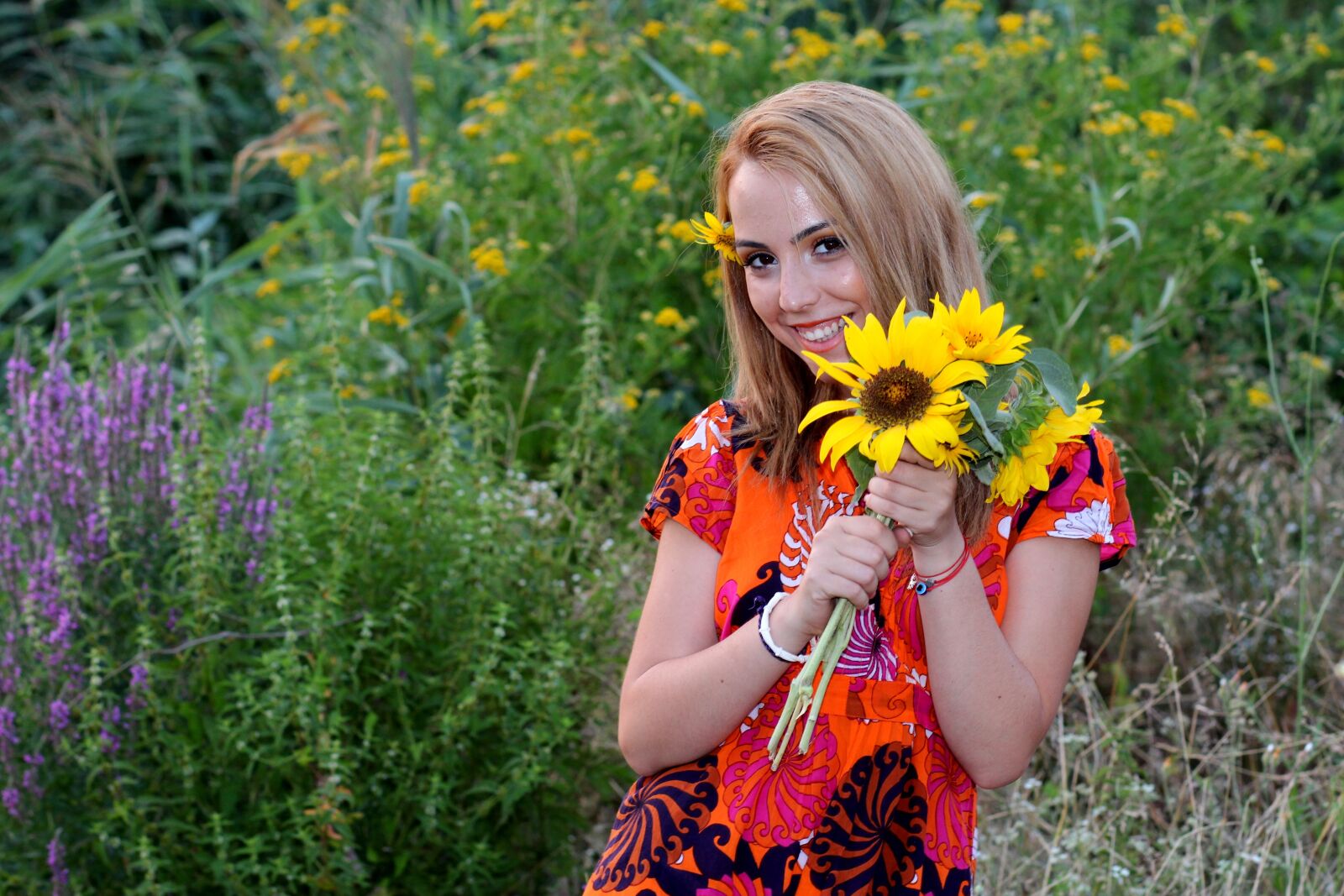 Canon EOS 700D (EOS Rebel T5i / EOS Kiss X7i) + Canon EF 85mm F1.8 USM sample photo. Girl, sunset, sunflower photography
