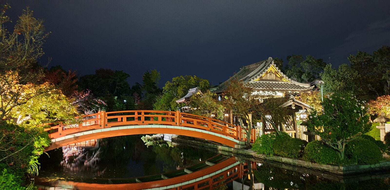 Samsung Galaxy S9+ sample photo. Japan, temple, night photography