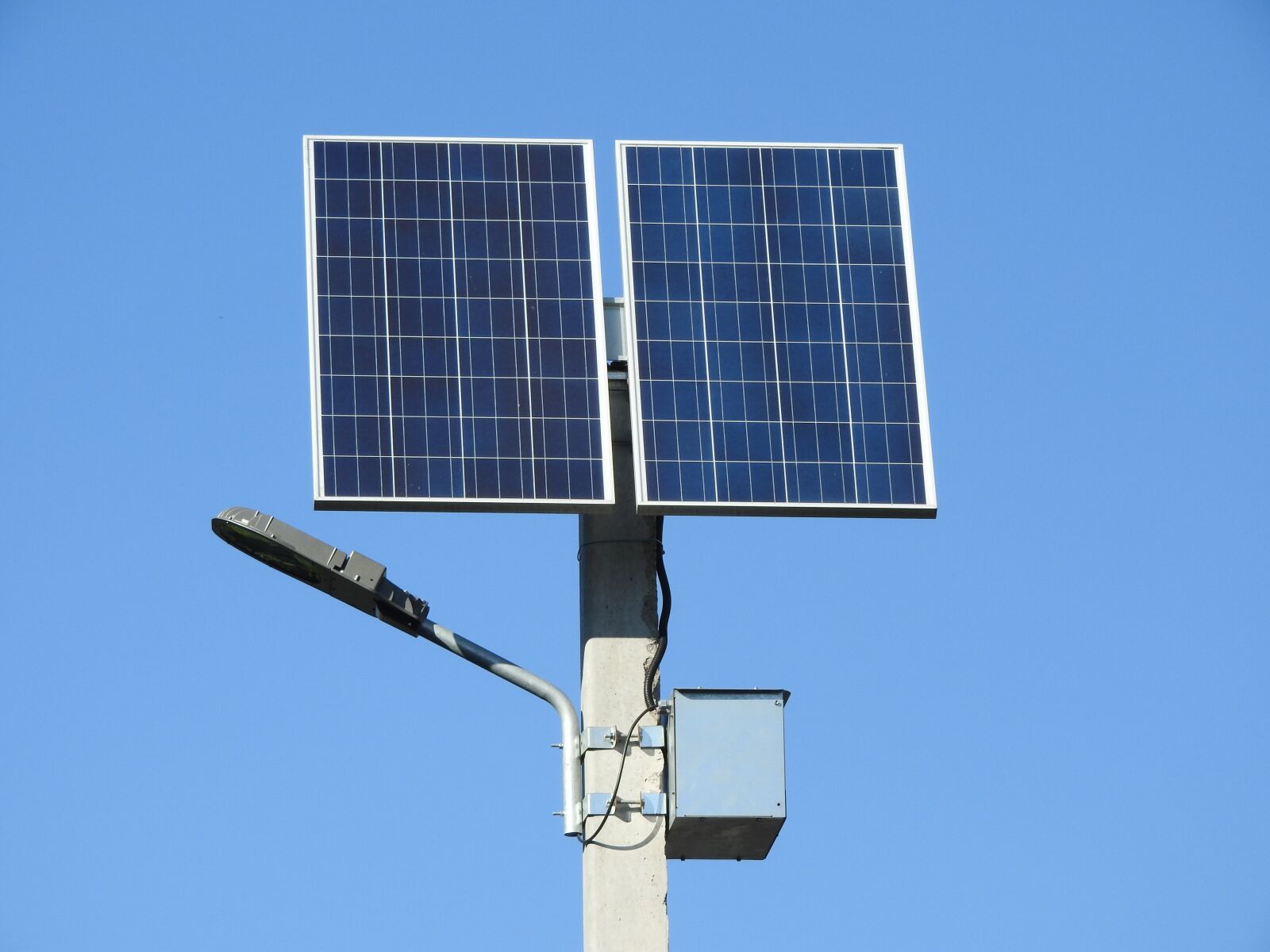 Nikon Coolpix P610 sample photo. Solar battery, clean energy photography