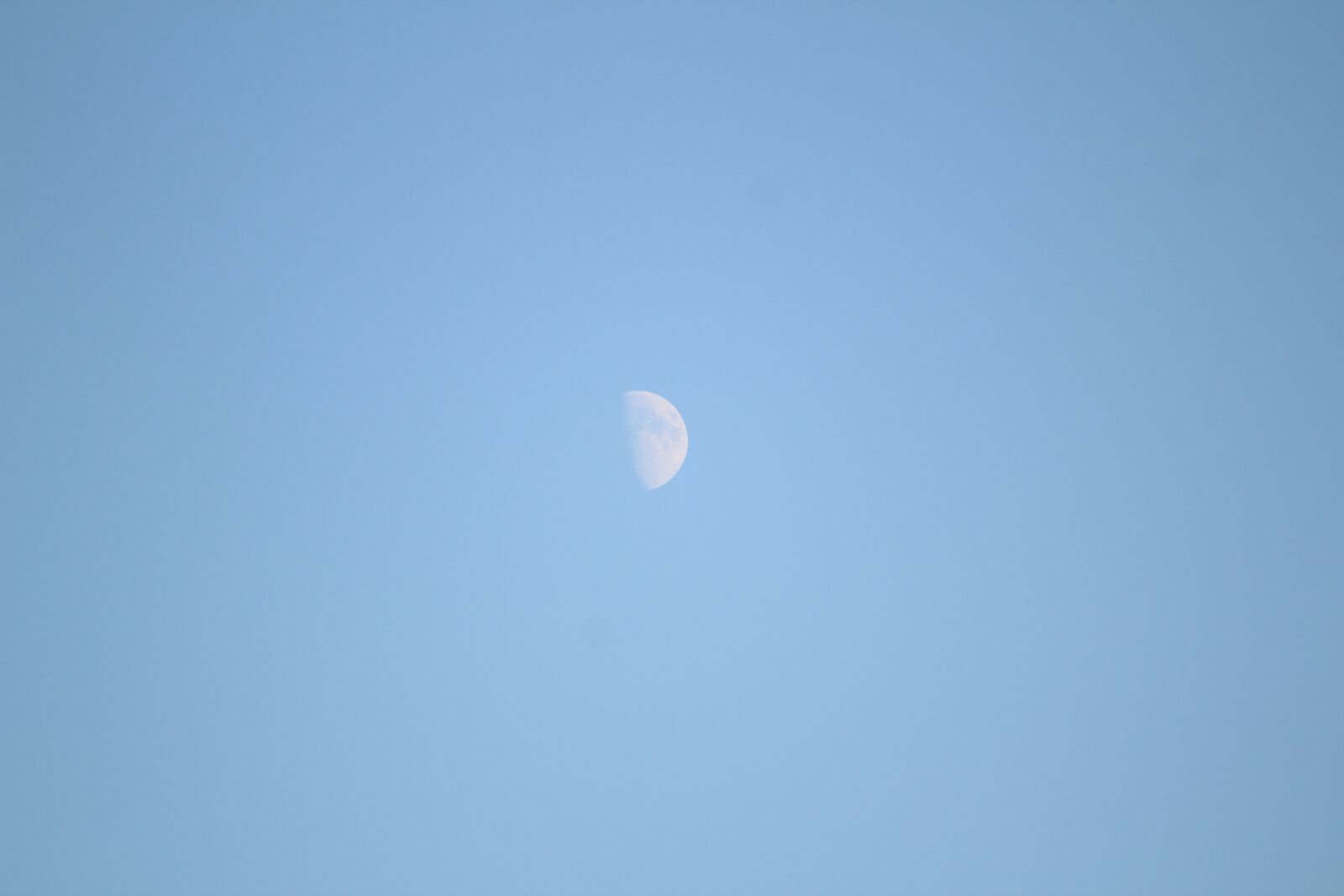 Canon EOS 1300D (EOS Rebel T6 / EOS Kiss X80) + EF80-200mm f/4.5-5.6 sample photo. Moon, sky, day photography