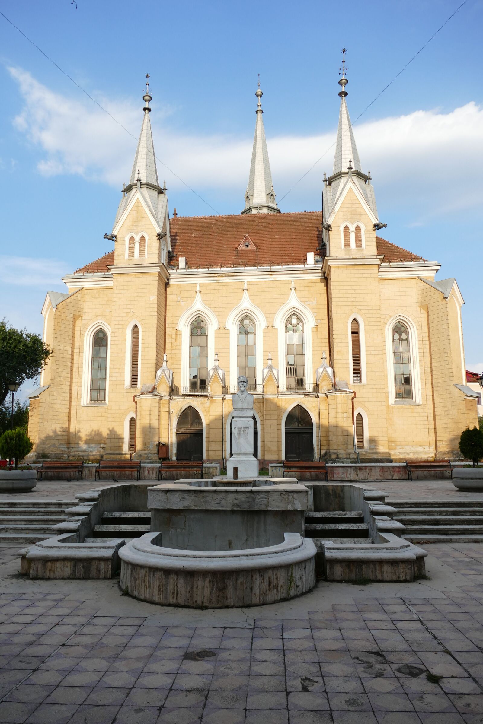 Panasonic Lumix DMC-FZ1000 sample photo. Romania, city, building photography