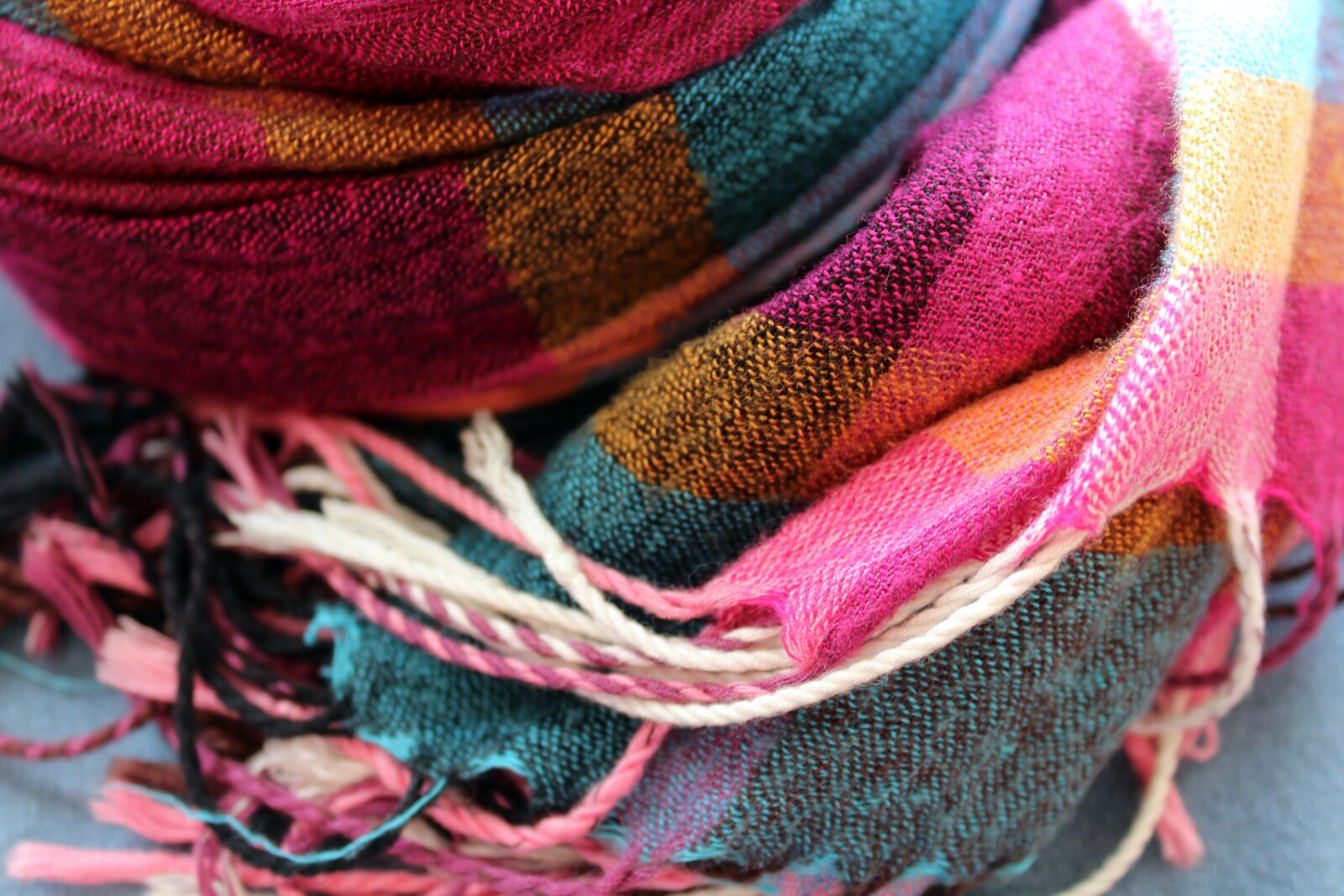 Canon EOS 1200D (EOS Rebel T5 / EOS Kiss X70 / EOS Hi) sample photo. Scarf, shawl, clothing photography