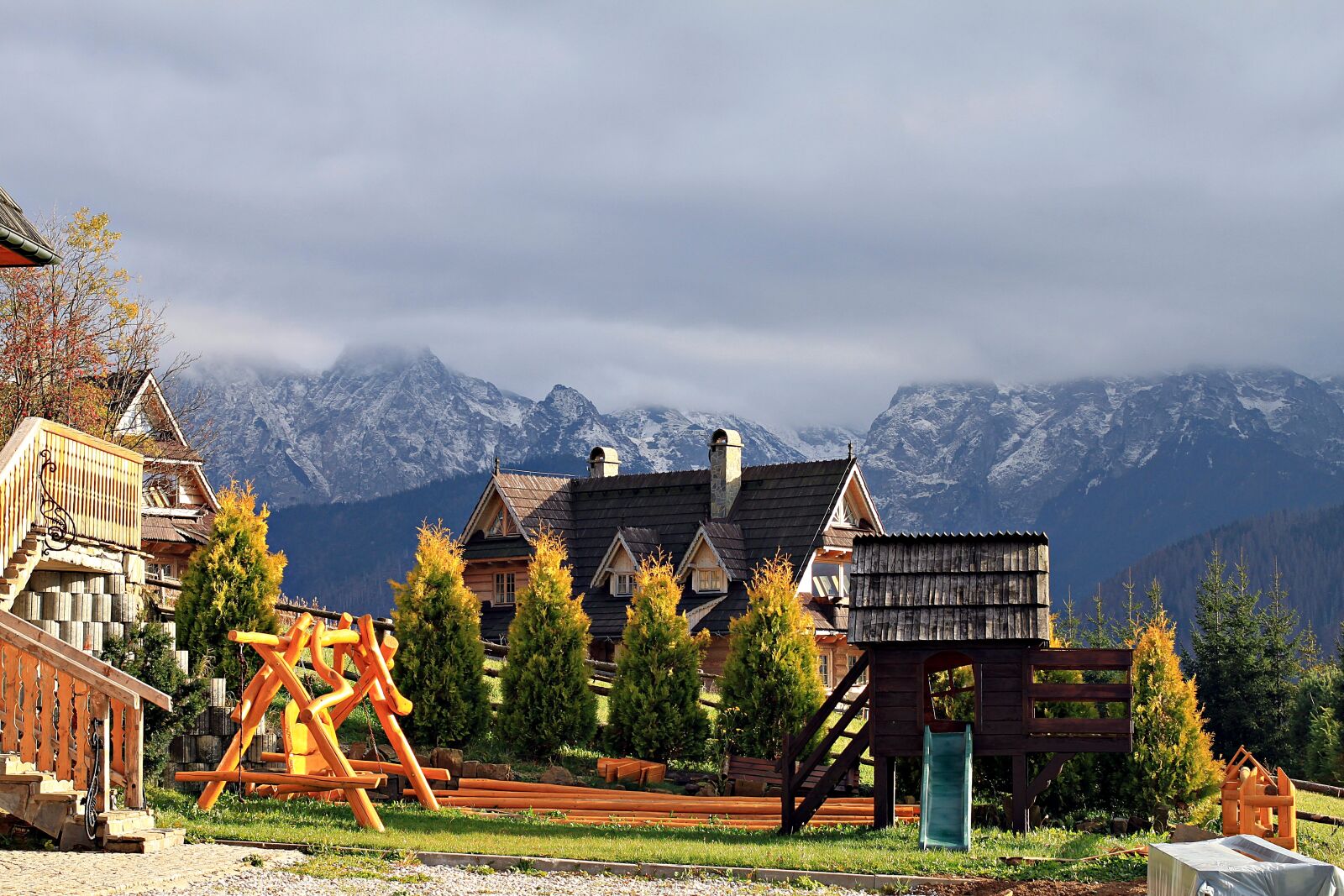 Canon EOS 500D (EOS Rebel T1i / EOS Kiss X3) sample photo. Mountain, cloud, chalet photography