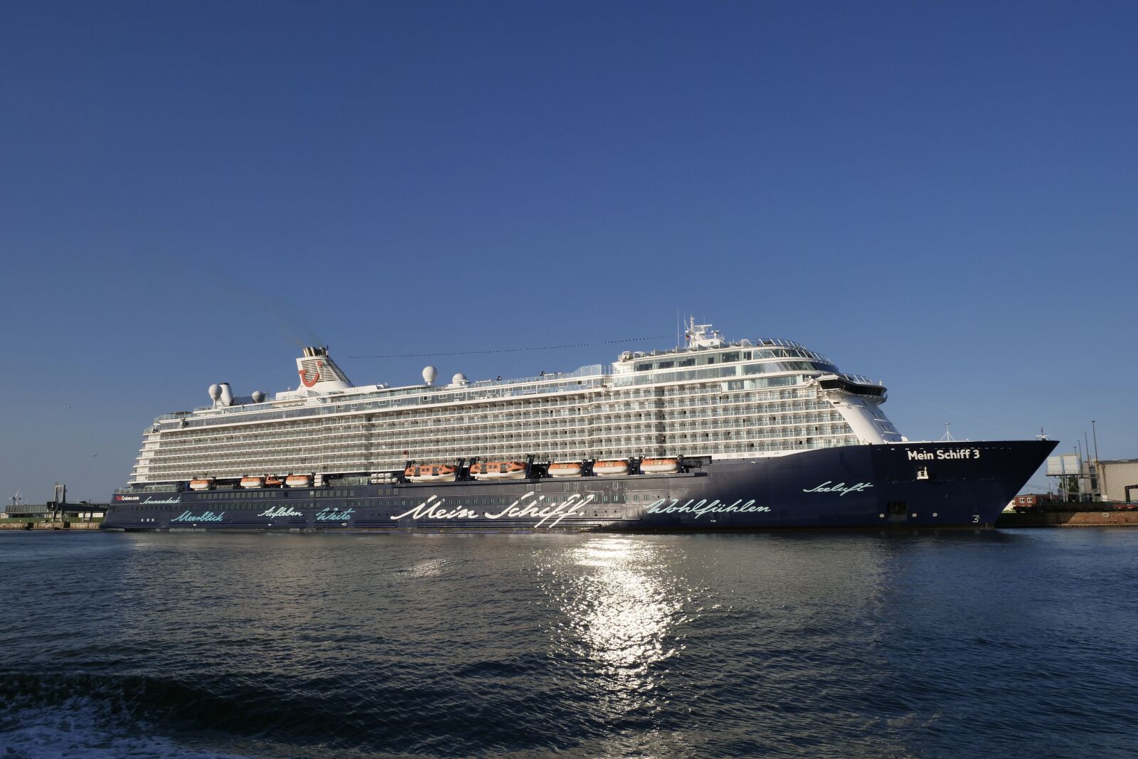 Panasonic Lumix DC-G9 sample photo. Shipping, seafaring, ship photography
