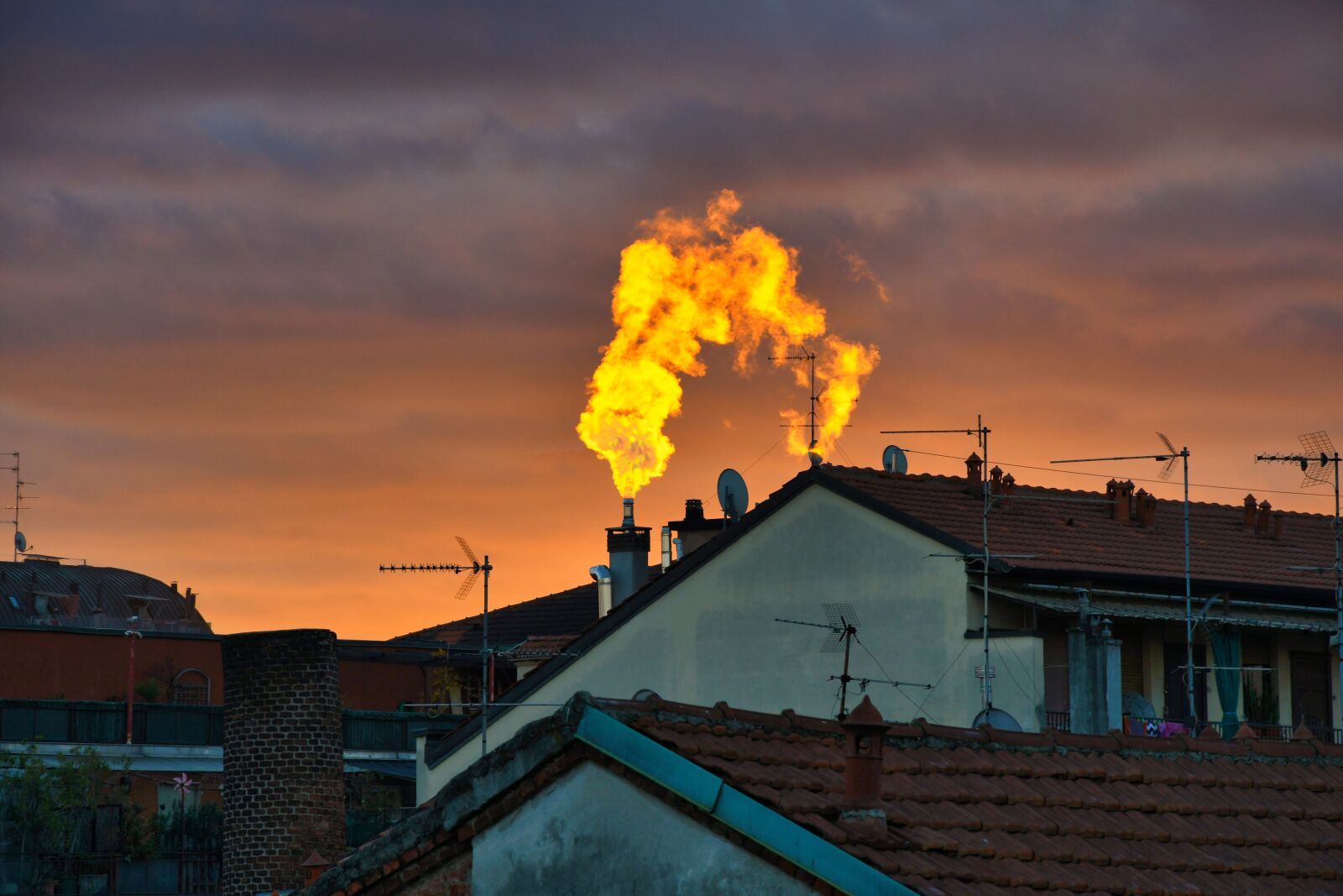 Nikon D500 sample photo. Dawn, backlight, fireplace photography