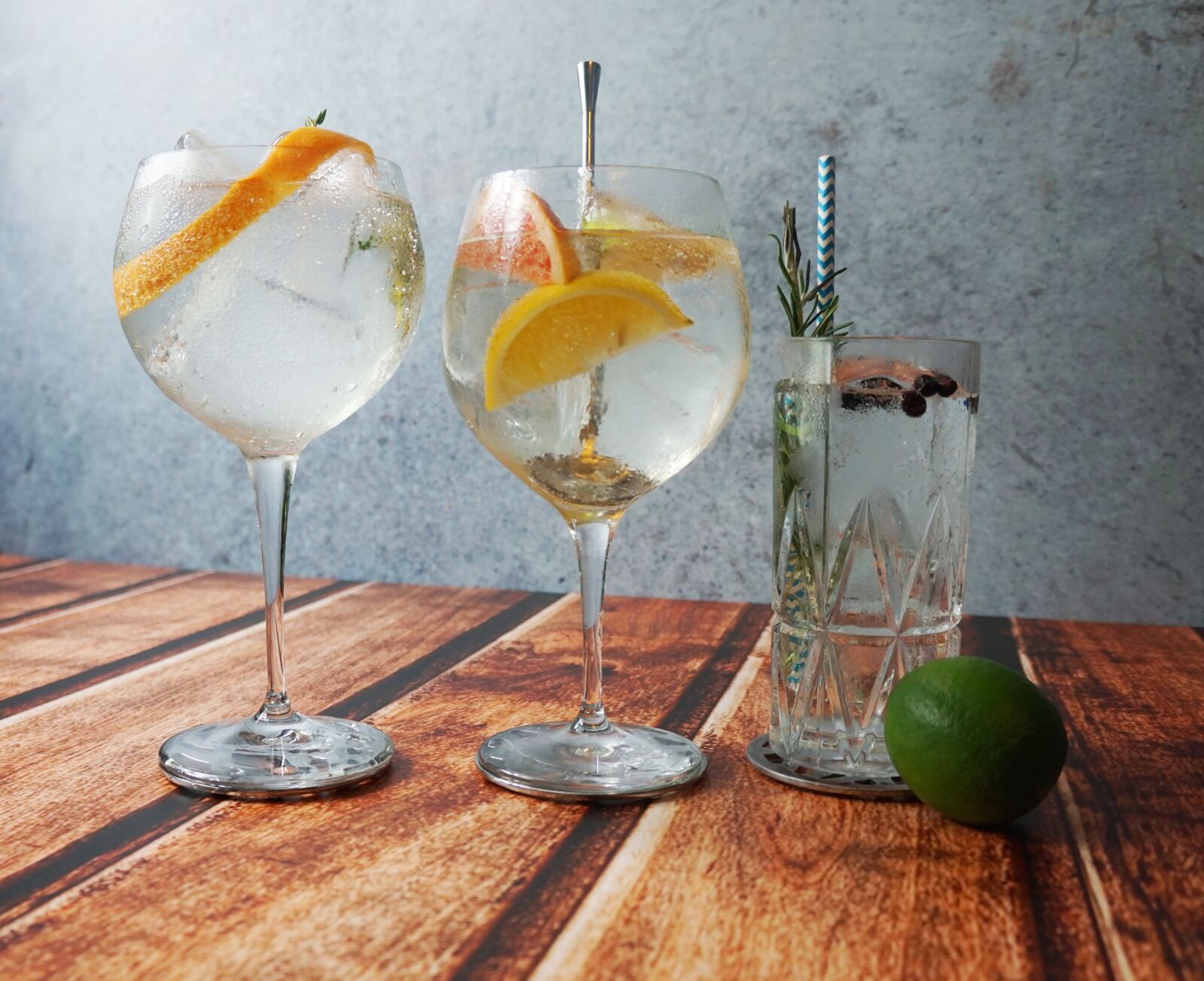 Sony a6000 + Sony E 18-55mm F3.5-5.6 OSS sample photo. Gin tonic, cocktails, summer photography