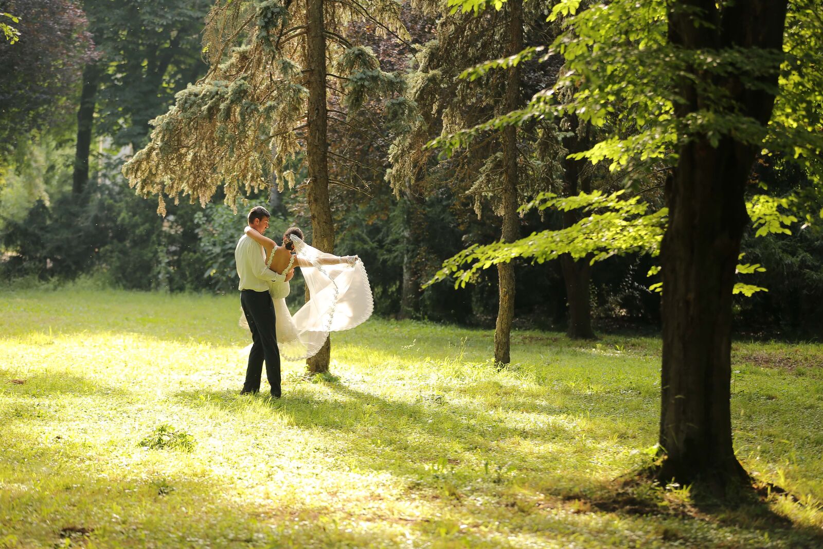 Canon EOS 5D Mark III sample photo. Holding, man, wife, wedding photography