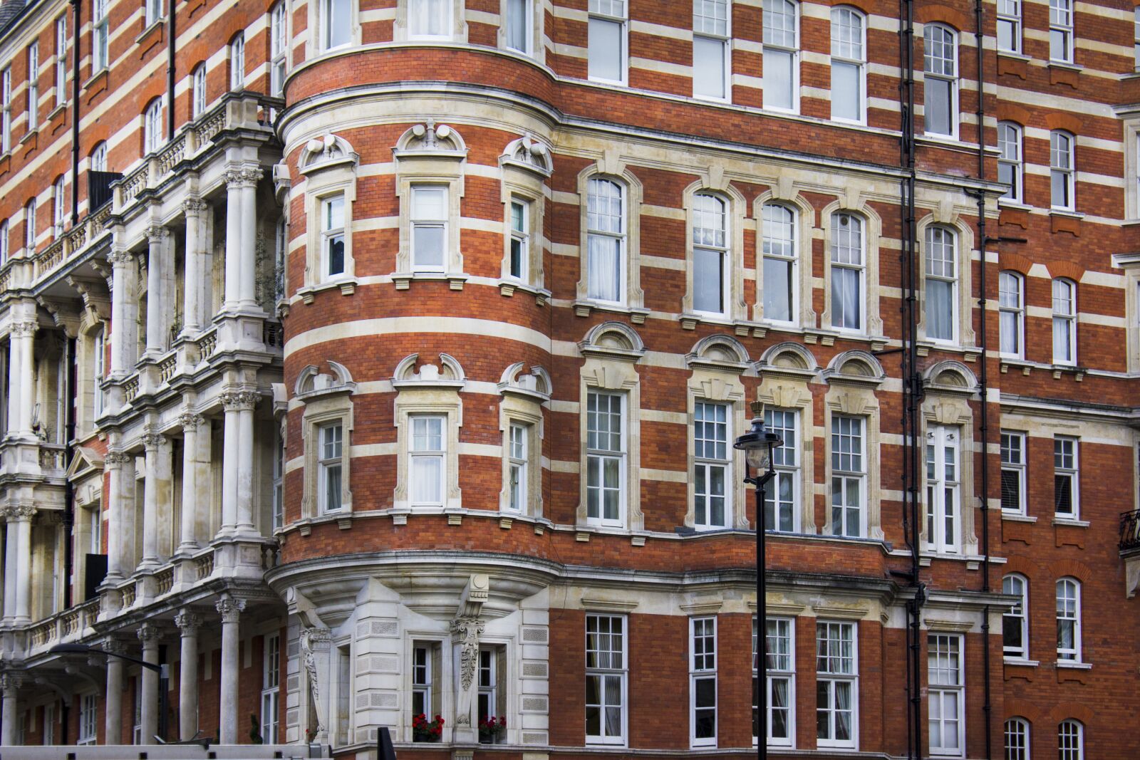 Canon EOS 550D (EOS Rebel T2i / EOS Kiss X4) sample photo. Architecture, london, center photography