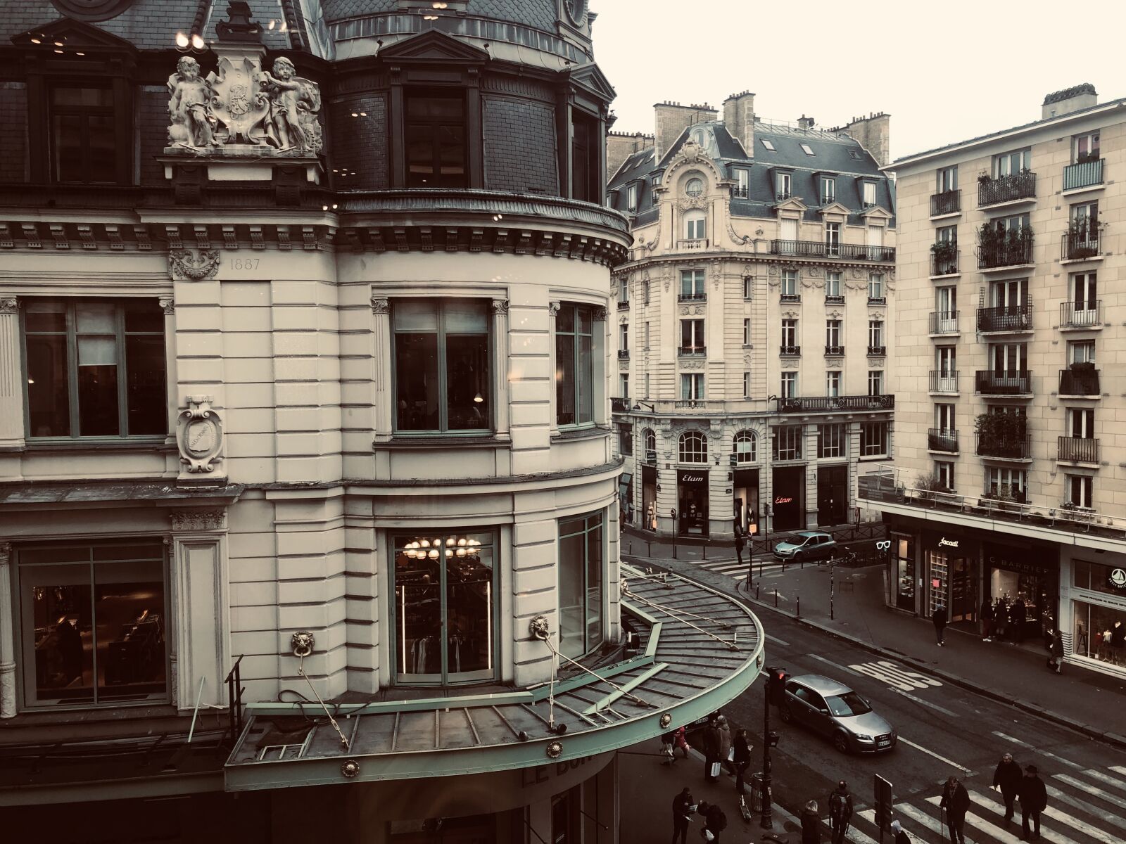 iPhone X back dual camera 4mm f/1.8 sample photo. Paris, style, chic photography