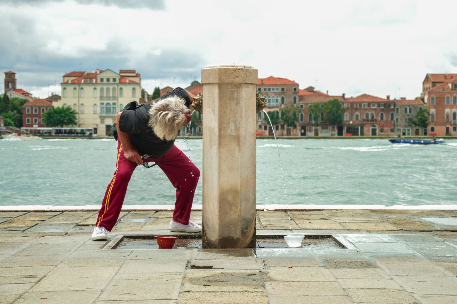 Nikon D3200 sample photo. Fountain, drink, venice photography