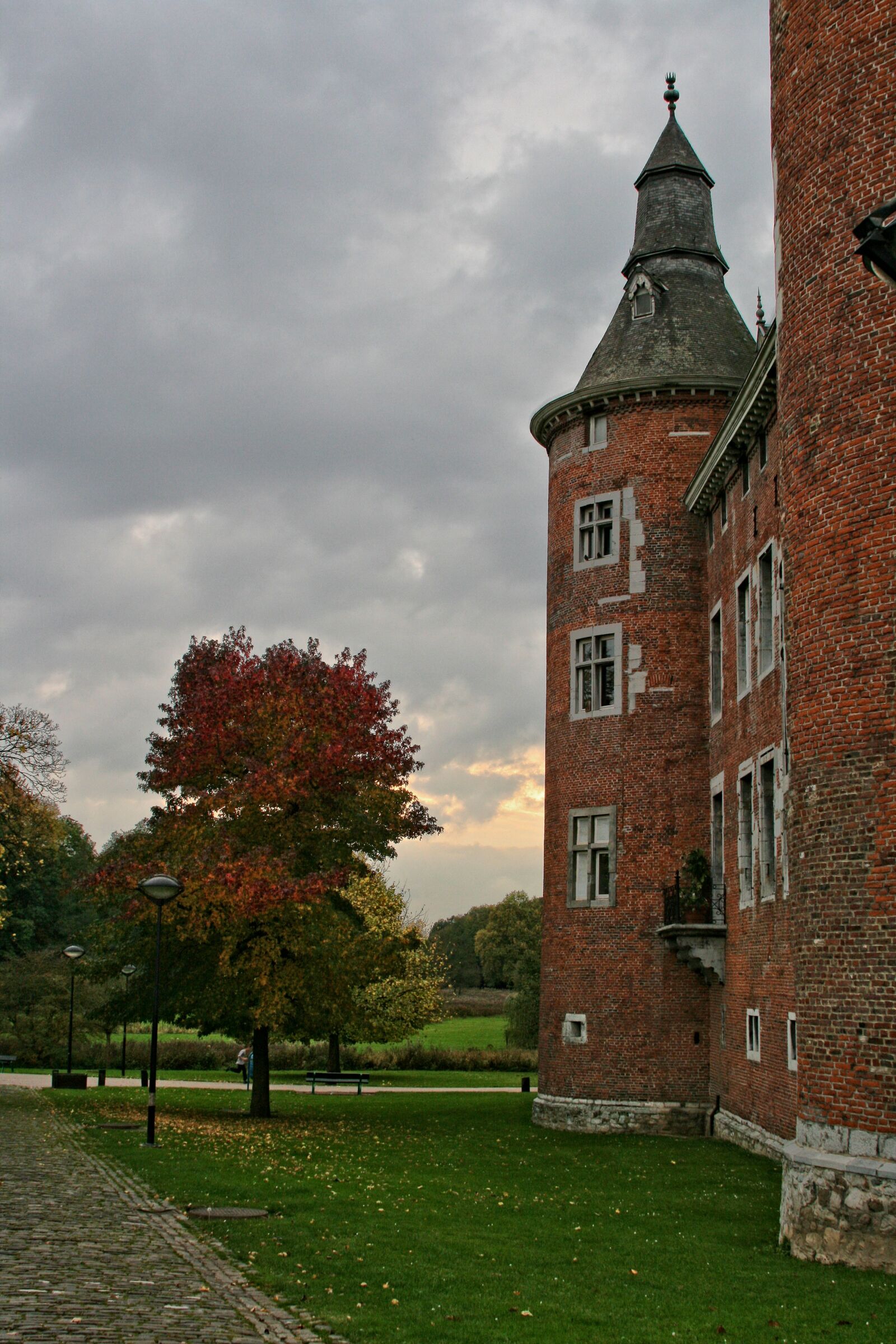 Canon EOS 400D (EOS Digital Rebel XTi / EOS Kiss Digital X) sample photo. Belgium, hainaut, castle photography