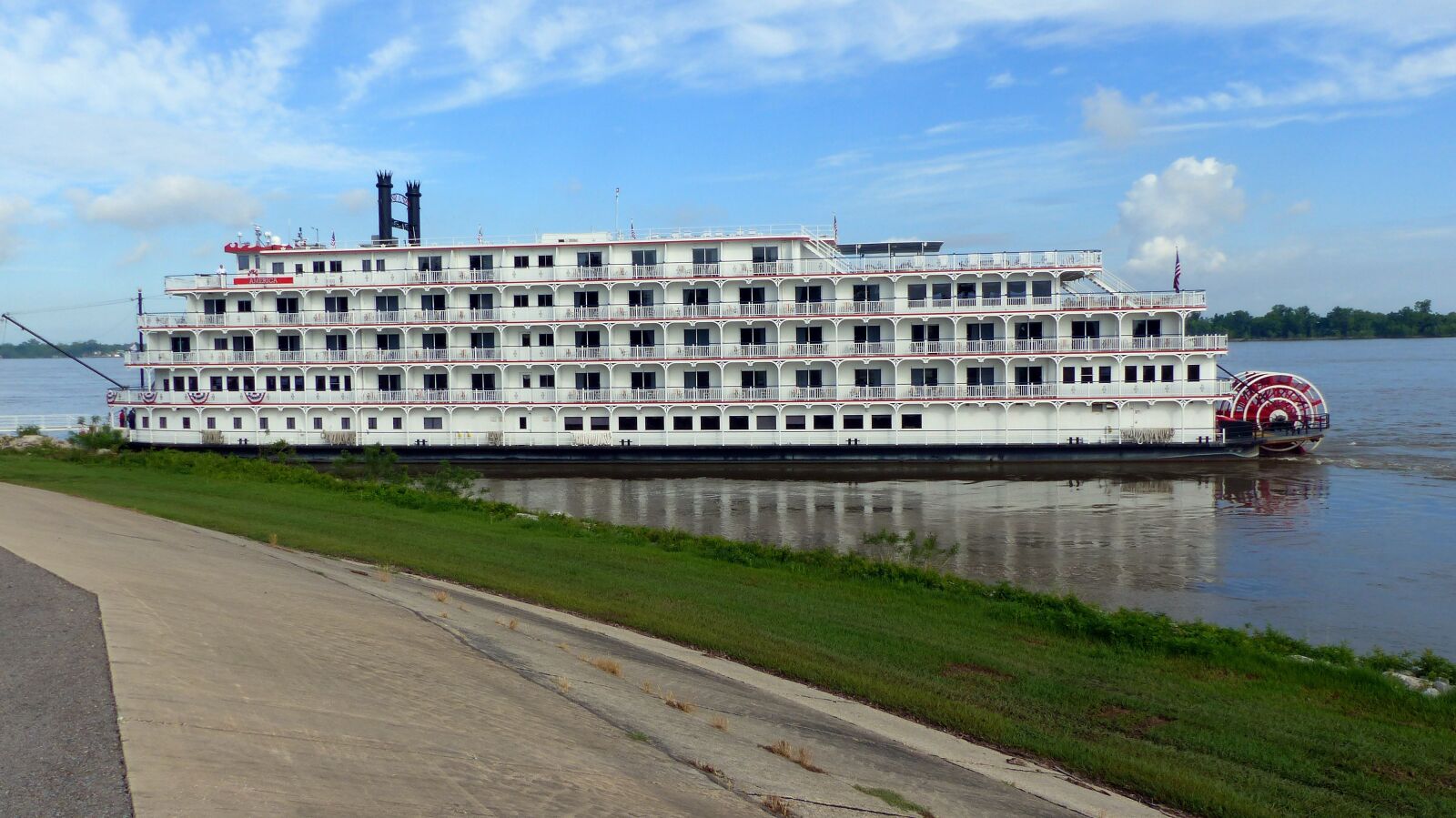 Panasonic Lumix DMC-FZ200 sample photo. Louisiana, boat, dawn photography