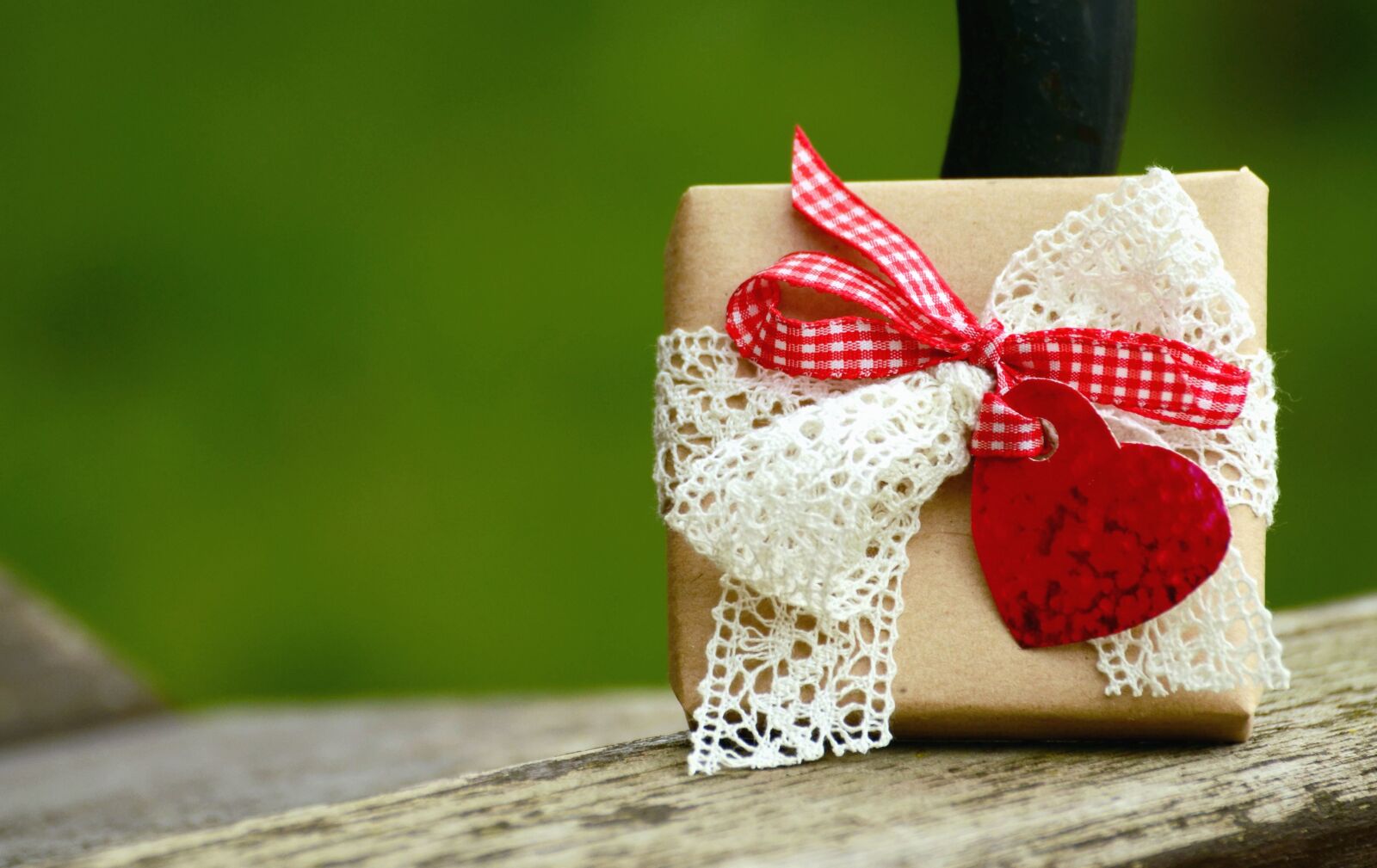 Nikon D5100 sample photo. Gift, heart, ribbon, wood photography