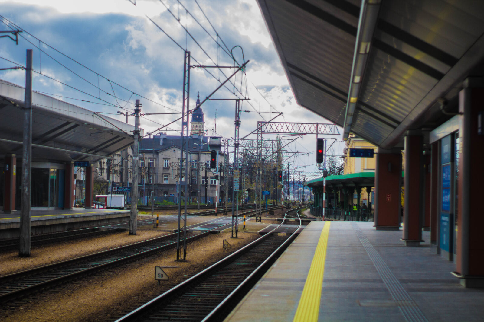 Canon EOS 1200D (EOS Rebel T5 / EOS Kiss X70 / EOS Hi) sample photo. Weather, train, station, tracks photography