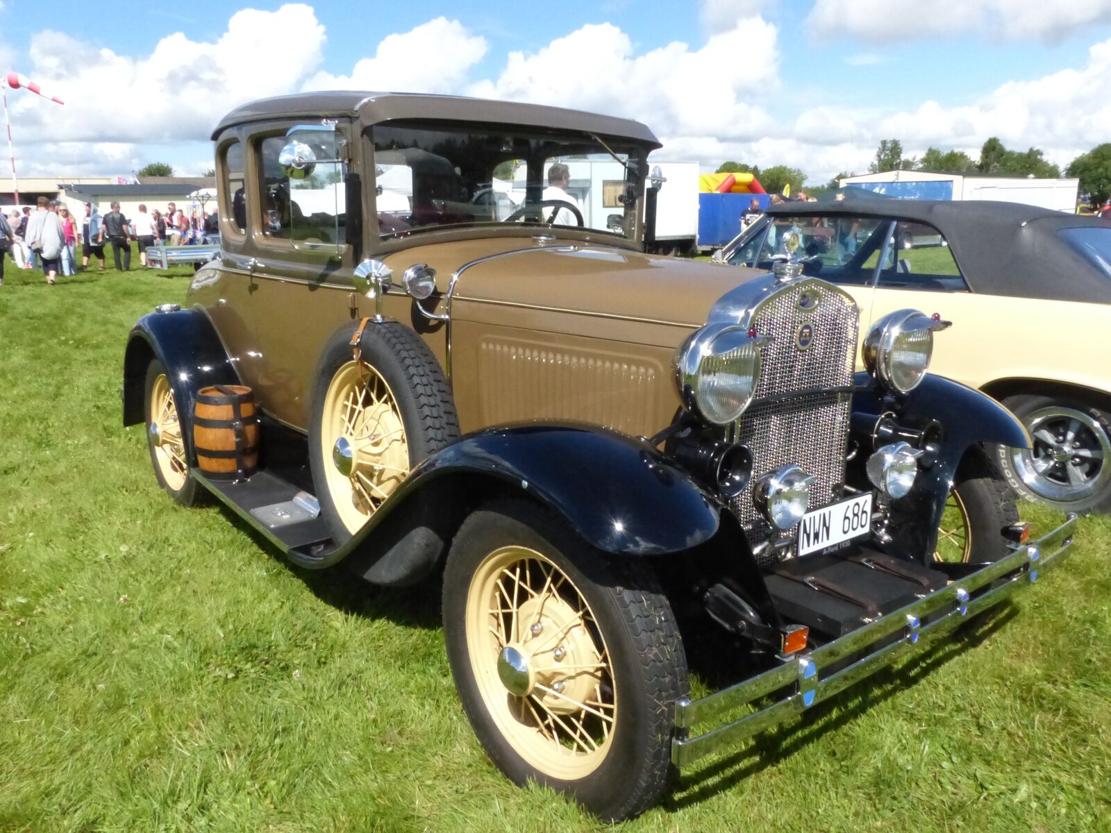 Panasonic Lumix DMC-FZ200 sample photo. Car show, summer, falk photography