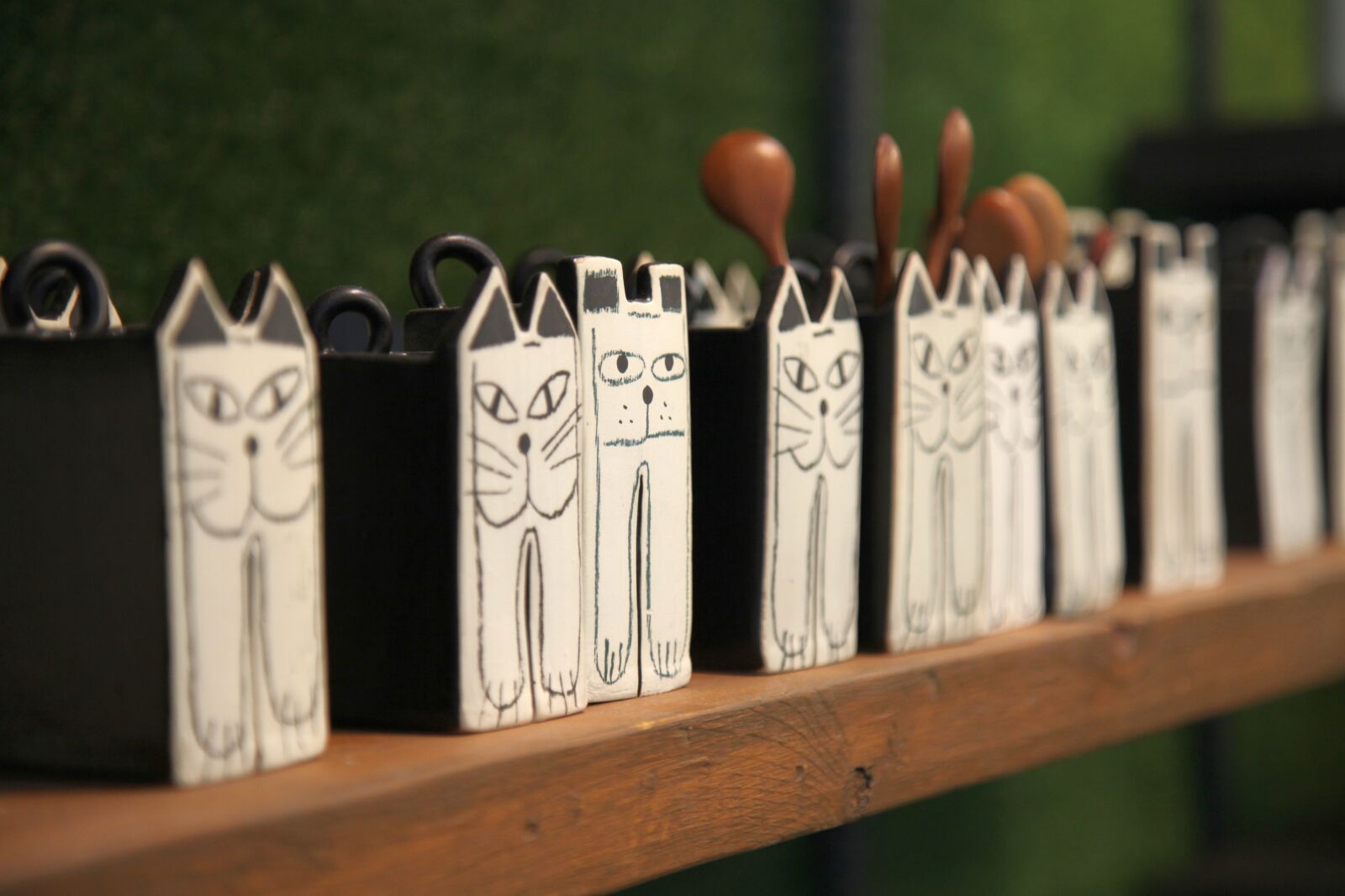 Canon EOS 5D Mark II sample photo. Porcelain, characters, pottery photography