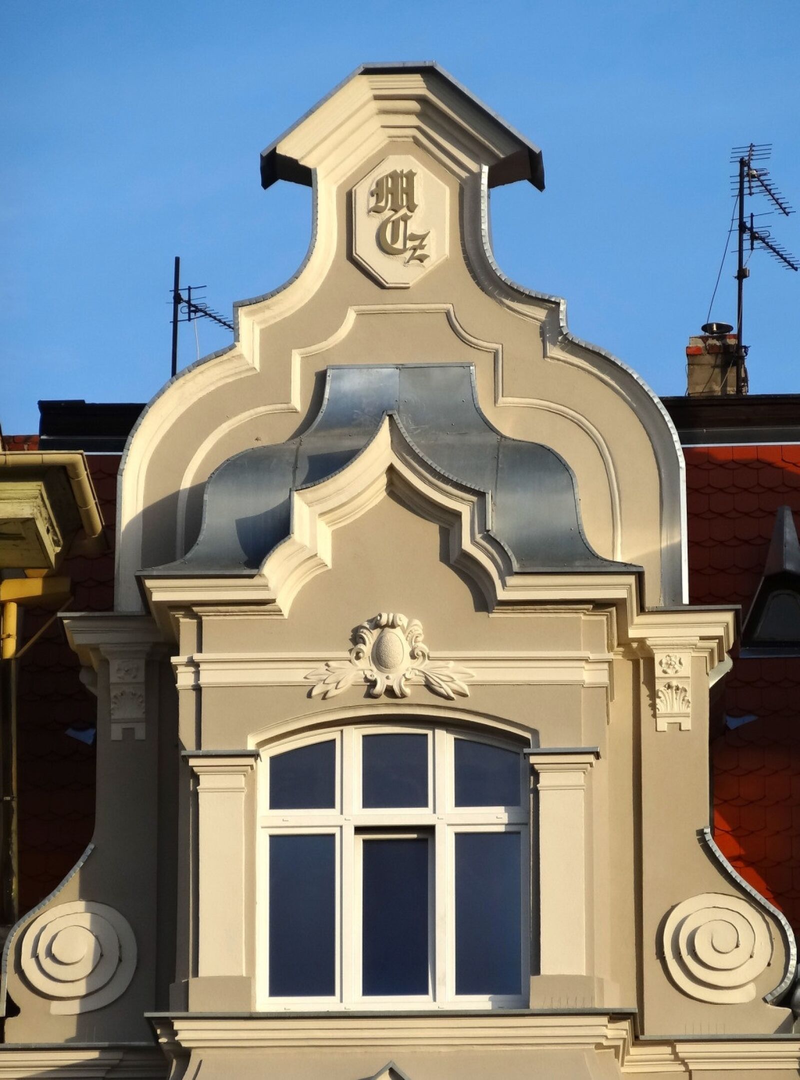 Sony Cyber-shot DSC-HX20V sample photo. Gable, pediment, architecture photography