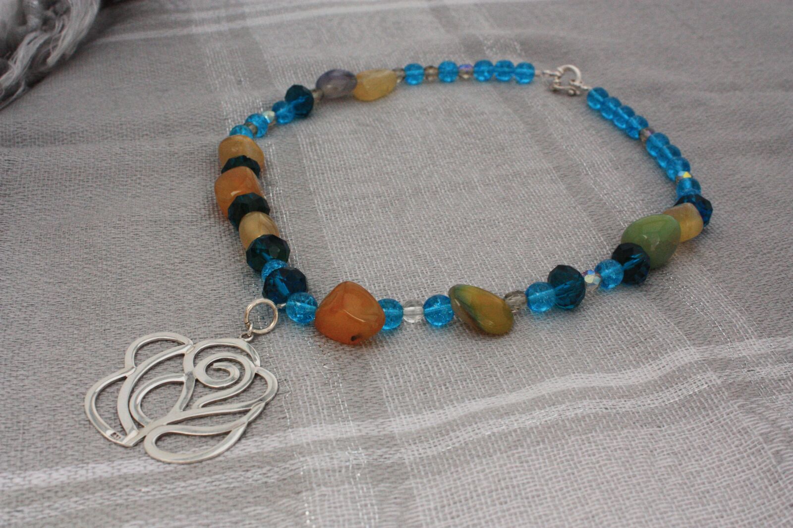 Canon EOS 450D (EOS Rebel XSi / EOS Kiss X2) sample photo. Necklace made by hand photography