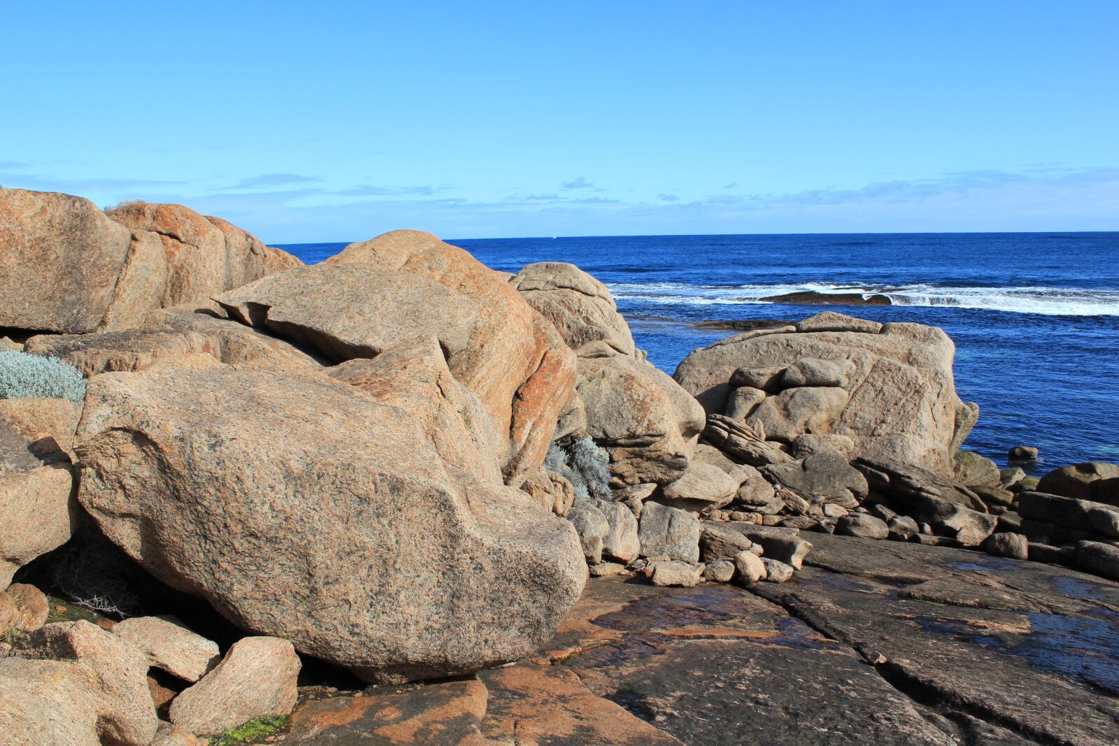 Canon EOS 550D (EOS Rebel T2i / EOS Kiss X4) sample photo. Rocks, beach, sea photography