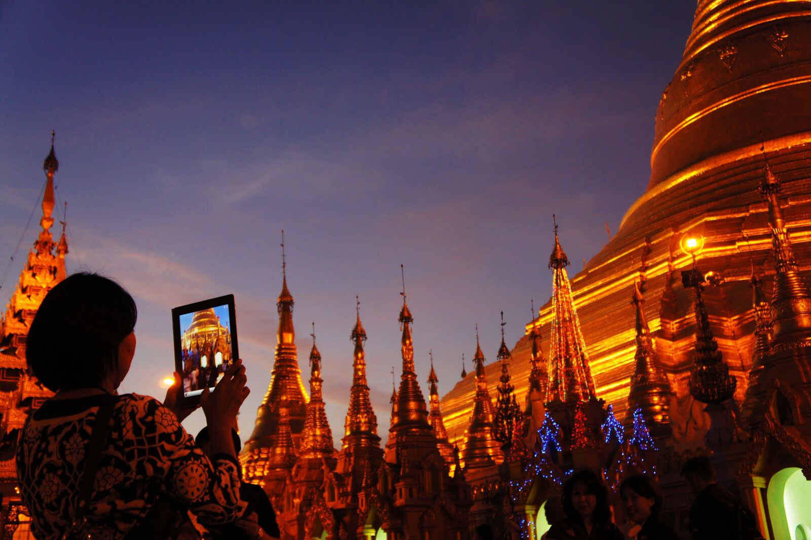 Sony Alpha NEX-5 + Sony E 18-55mm F3.5-5.6 OSS sample photo. Shwedagon pagoda, golden, ipad photography
