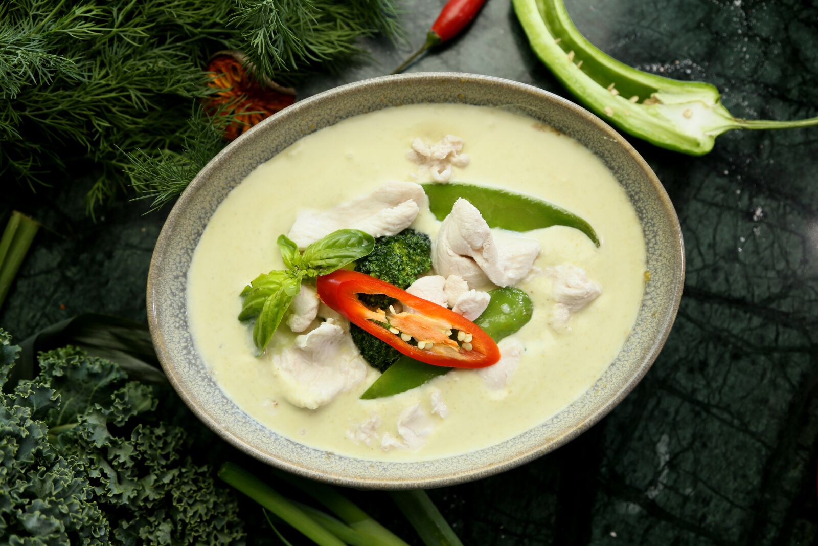 Canon EOS 6D + Canon EF 24-105mm F4L IS USM sample photo. Green curry, thai food photography