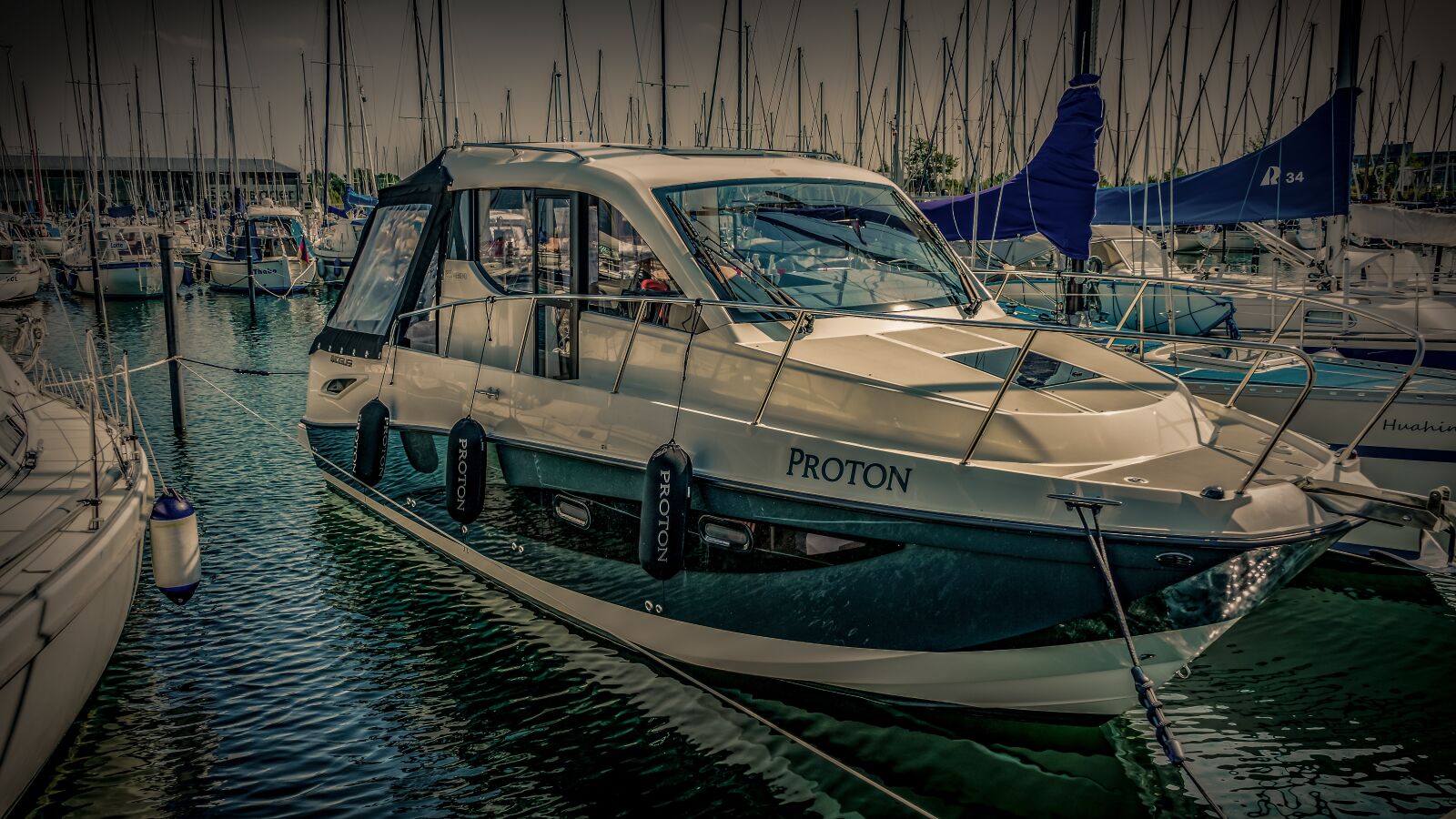 Sony a7 II + Sony FE 28-70mm F3.5-5.6 OSS sample photo. Powerboat, boat, yacht photography