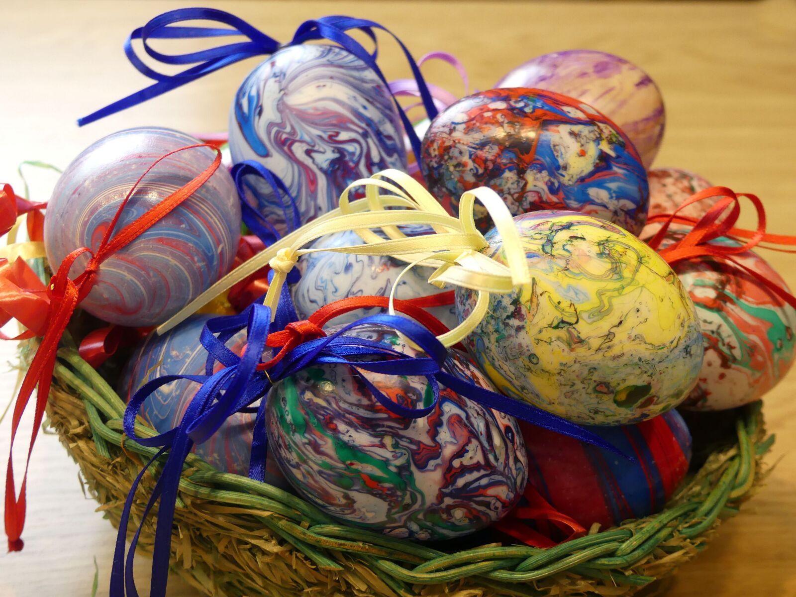 Panasonic Lumix DMC-FZ300 sample photo. Osterkorb, colorful eggs, color photography