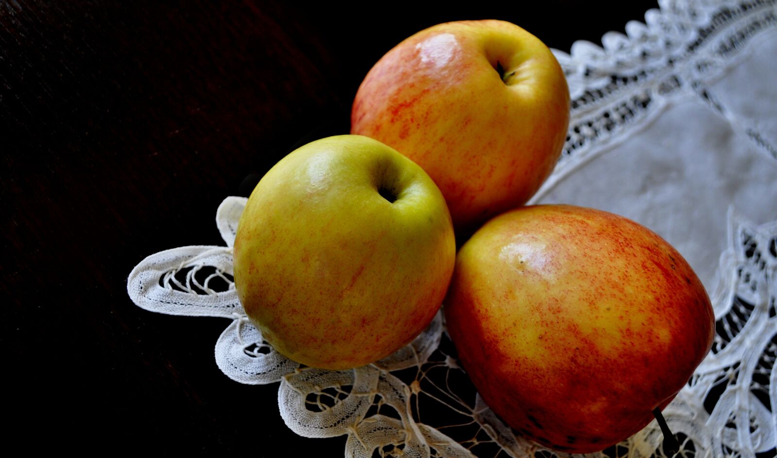 Nikon D5000 sample photo. Apples, fruit, food photography