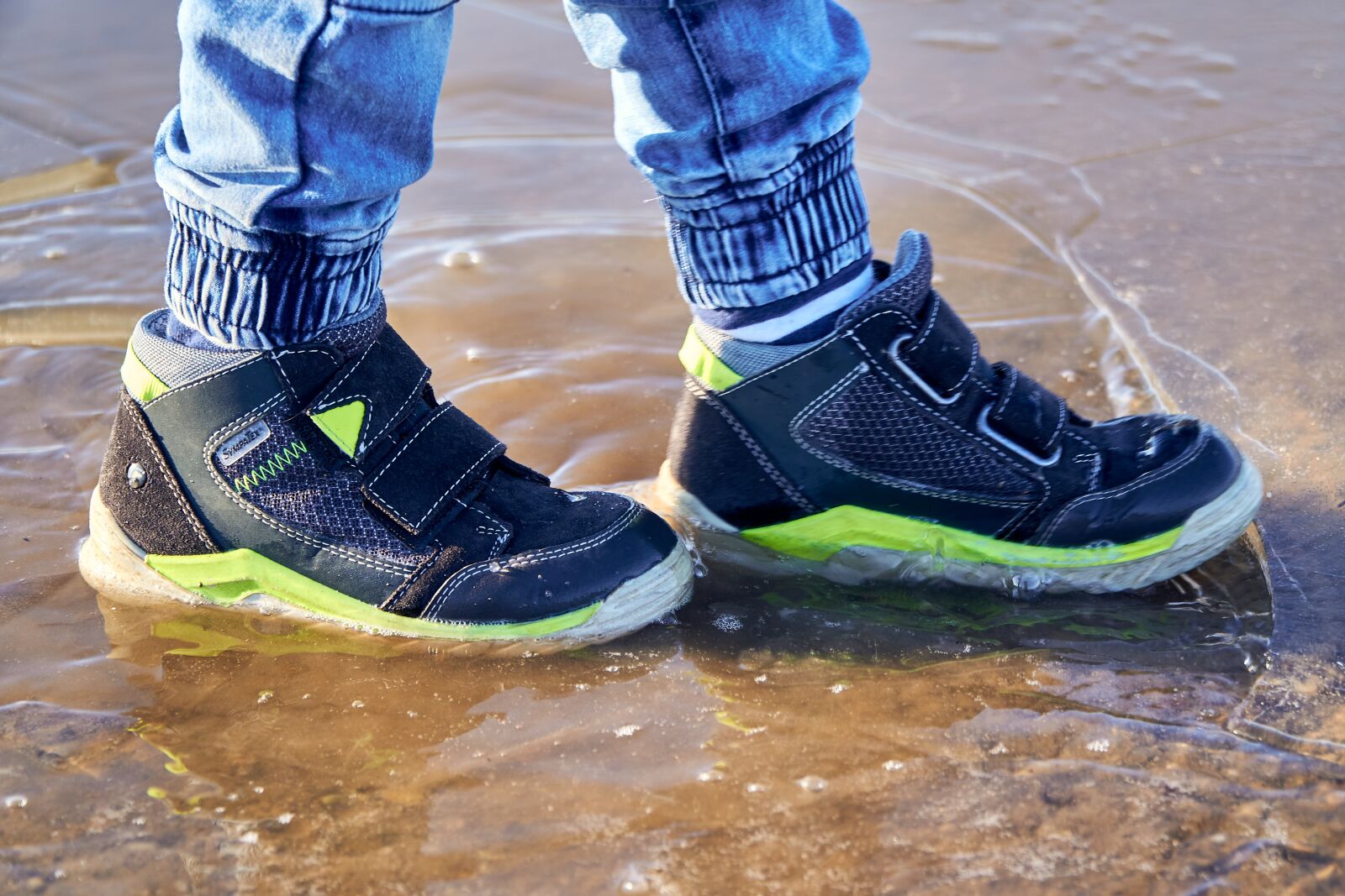 Sony E PZ 18-105mm F4 G OSS sample photo. Shoes, water, ice photography