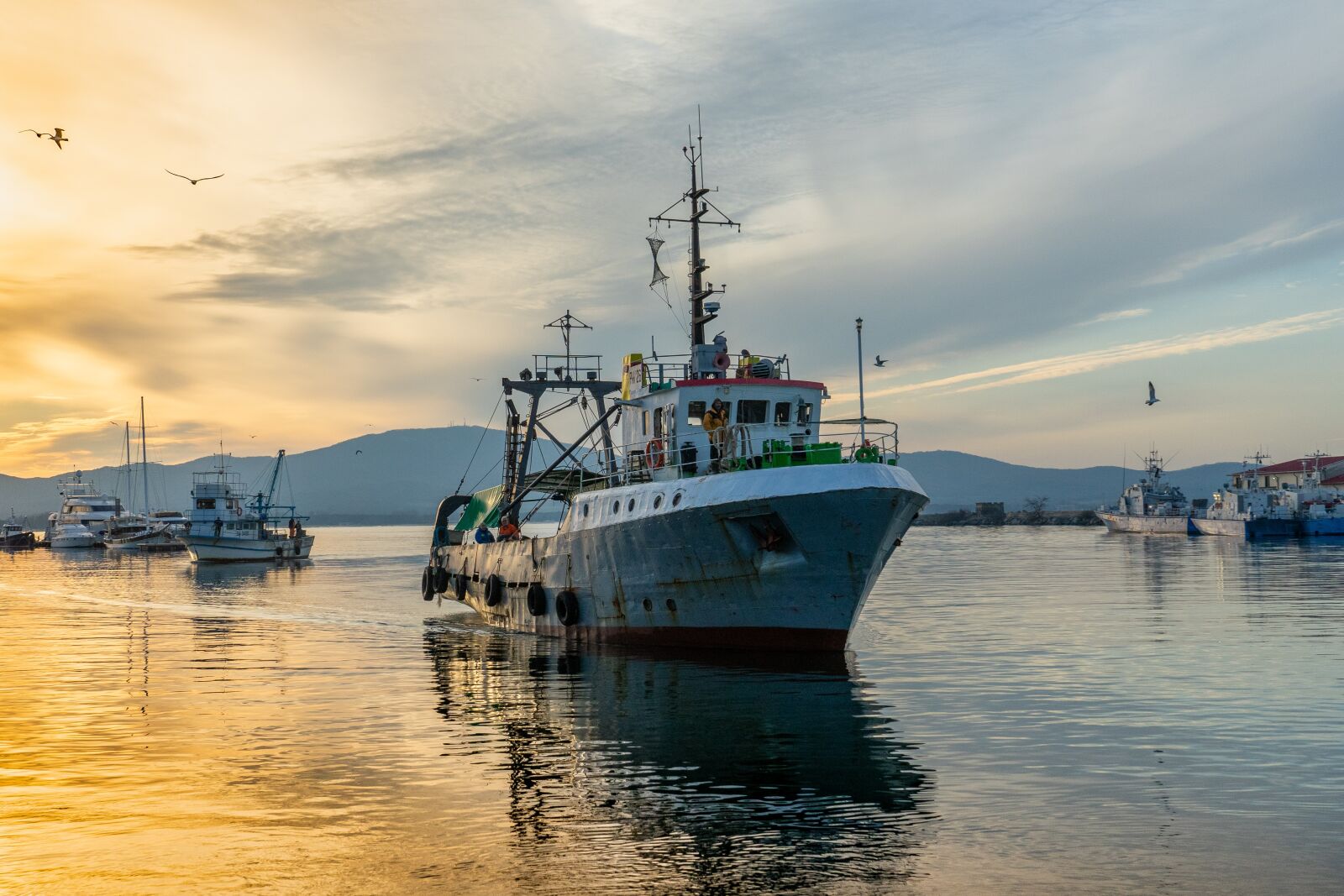 Sony a7 II + Sony FE 28-70mm F3.5-5.6 OSS sample photo. Fishing vessel, fisherman, fishing photography