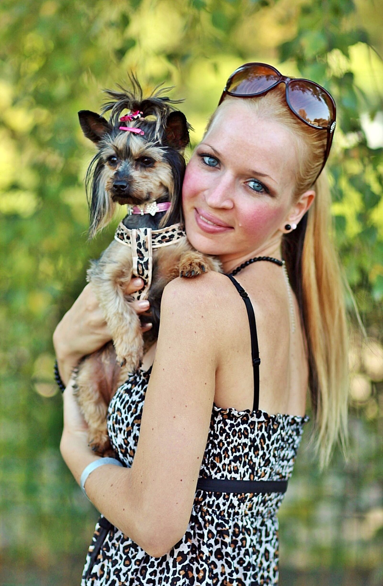 Canon EOS 600D (Rebel EOS T3i / EOS Kiss X5) + Canon EF 85mm F1.8 USM sample photo. Blonde woman, pretty, yorkie photography