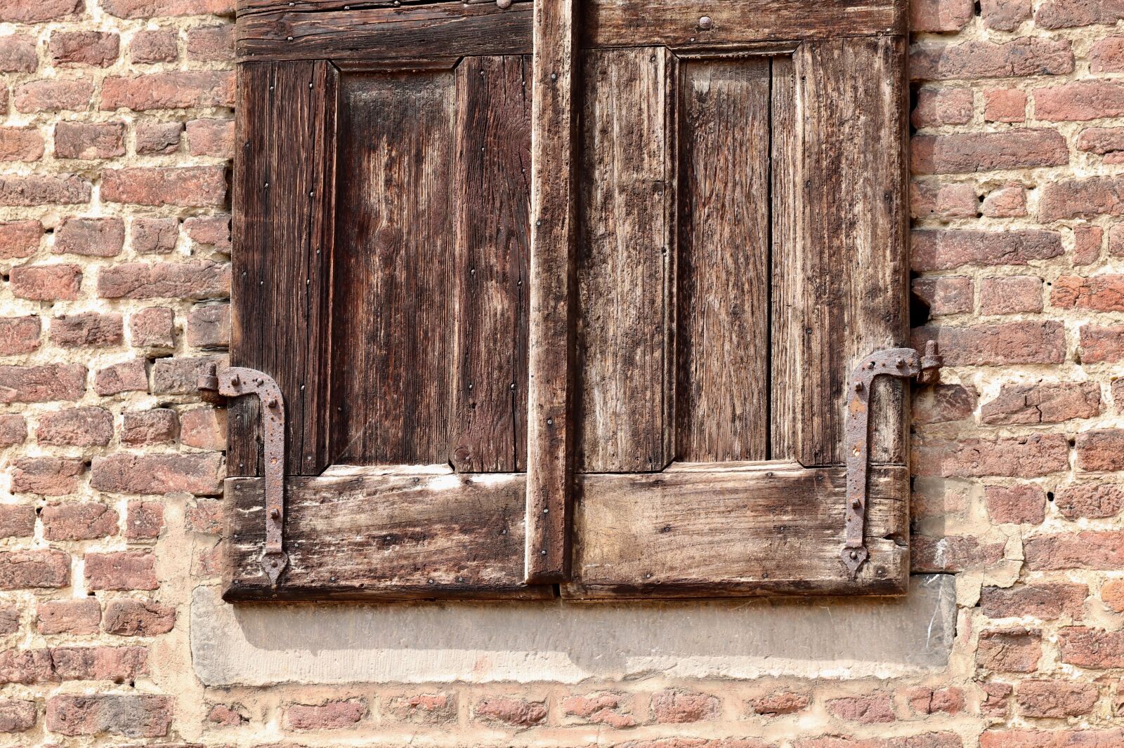 Canon EOS 800D (EOS Rebel T7i / EOS Kiss X9i) sample photo. Window, wooden shutters, shutter photography