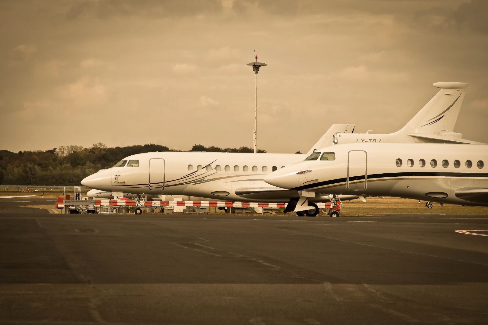 Olympus OM-D E-M10 sample photo. Airport, aircraft, field photography