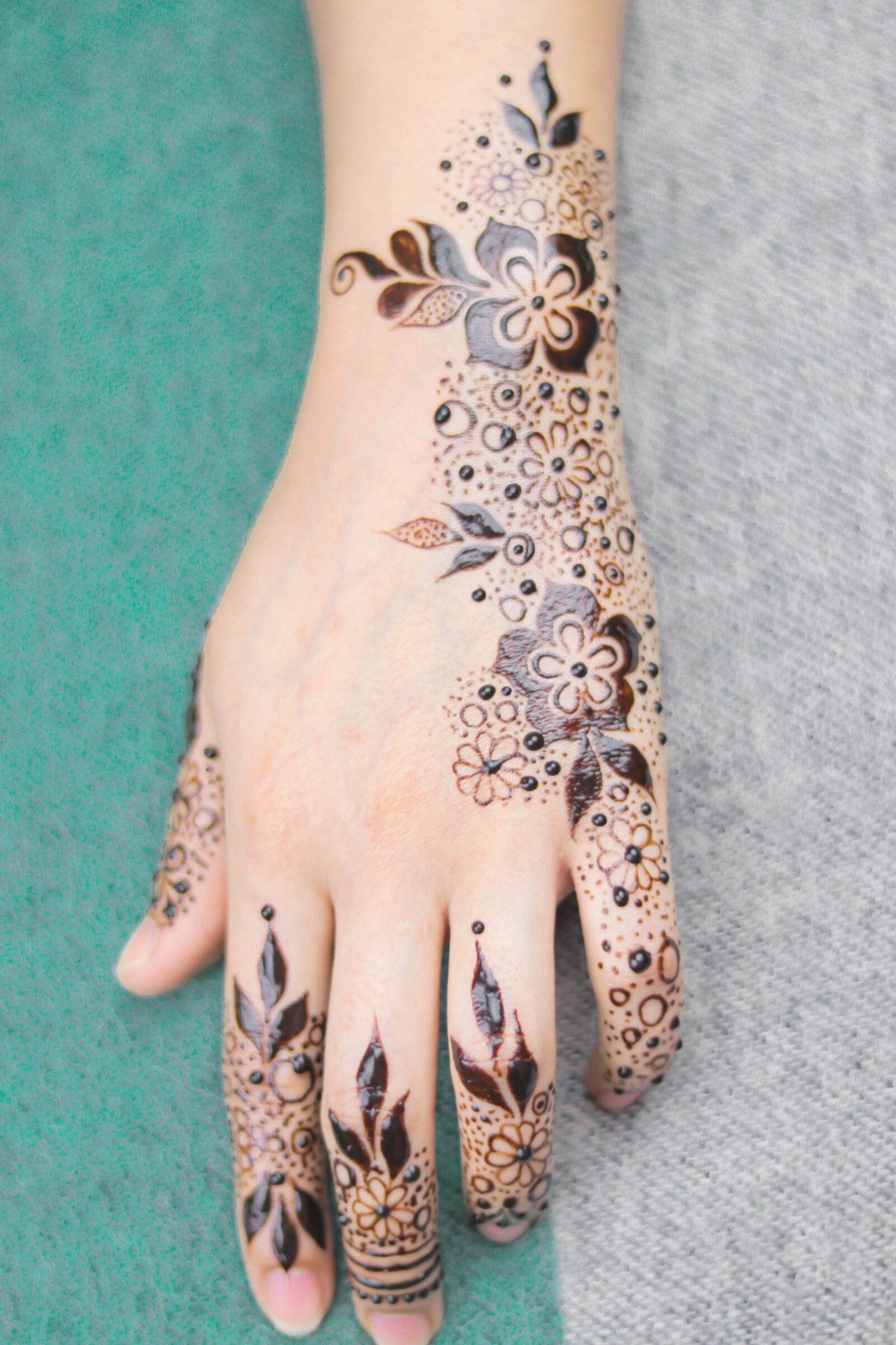 Canon EOS 80D + Canon EF 50mm F1.8 STM sample photo. Wedding, bridal, henna photography