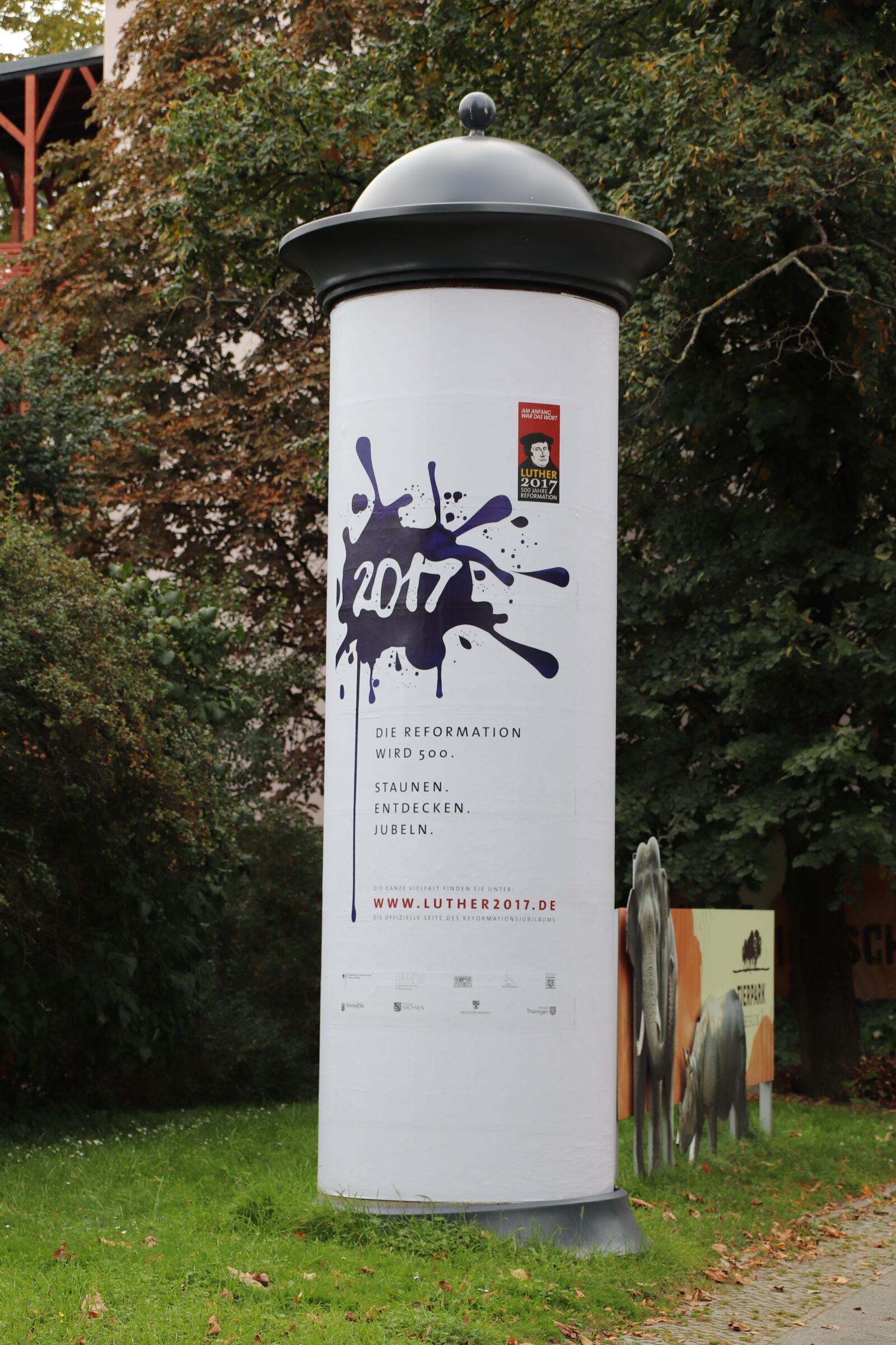 Canon EOS 800D (EOS Rebel T7i / EOS Kiss X9i) sample photo. Advertising pillar, berlin, information photography