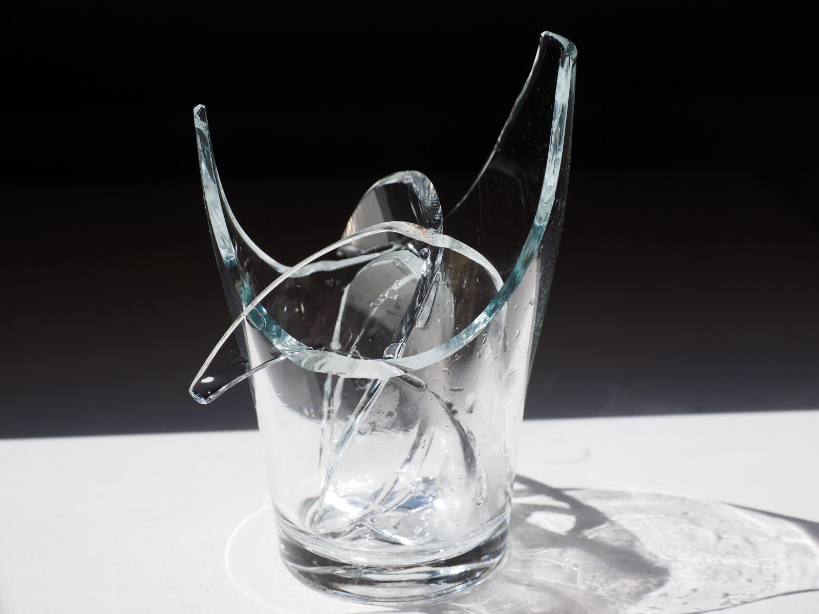 Olympus OM-D E-M1 + Olympus M.Zuiko Digital ED 12-40mm F2.8 Pro sample photo. Glass, broken, shard photography