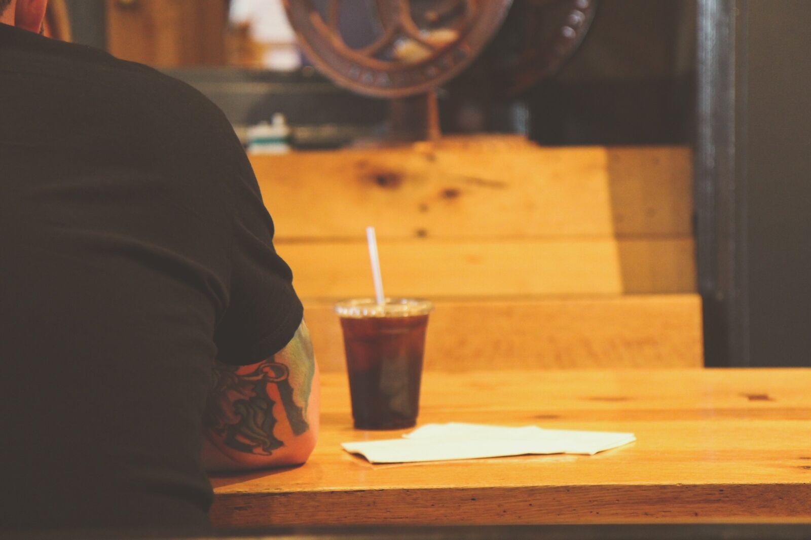 Canon EOS 700D (EOS Rebel T5i / EOS Kiss X7i) sample photo. Bar, table, cup photography