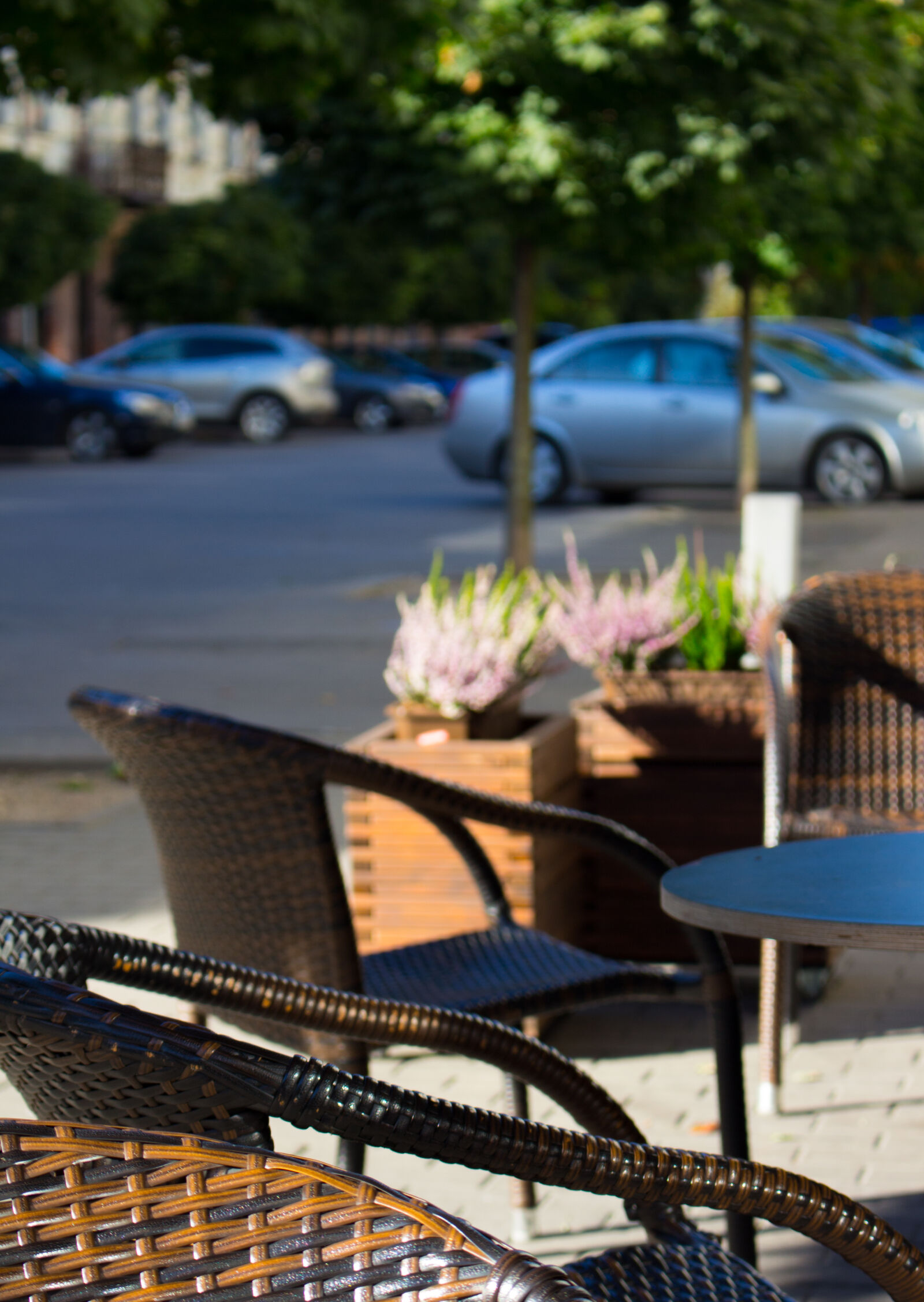 Canon EOS 700D (EOS Rebel T5i / EOS Kiss X7i) sample photo. Blur, cars, chairs, depth photography