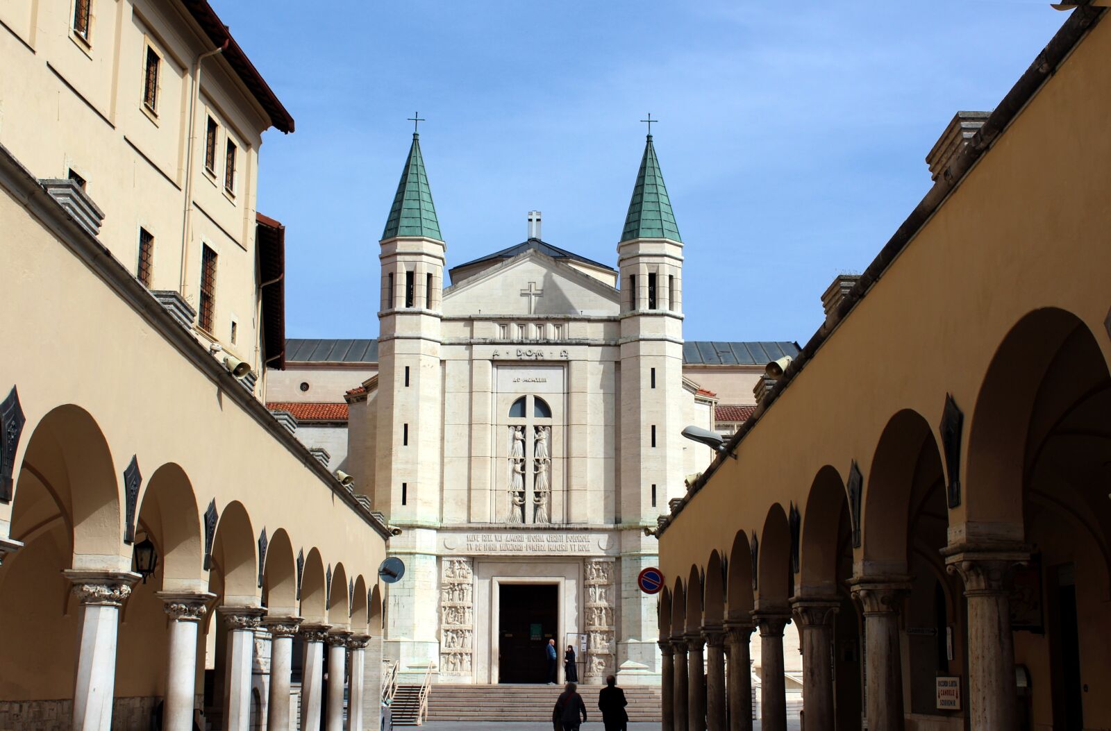Canon EOS 1200D (EOS Rebel T5 / EOS Kiss X70 / EOS Hi) sample photo. Umbria, cascia, sanctuary photography