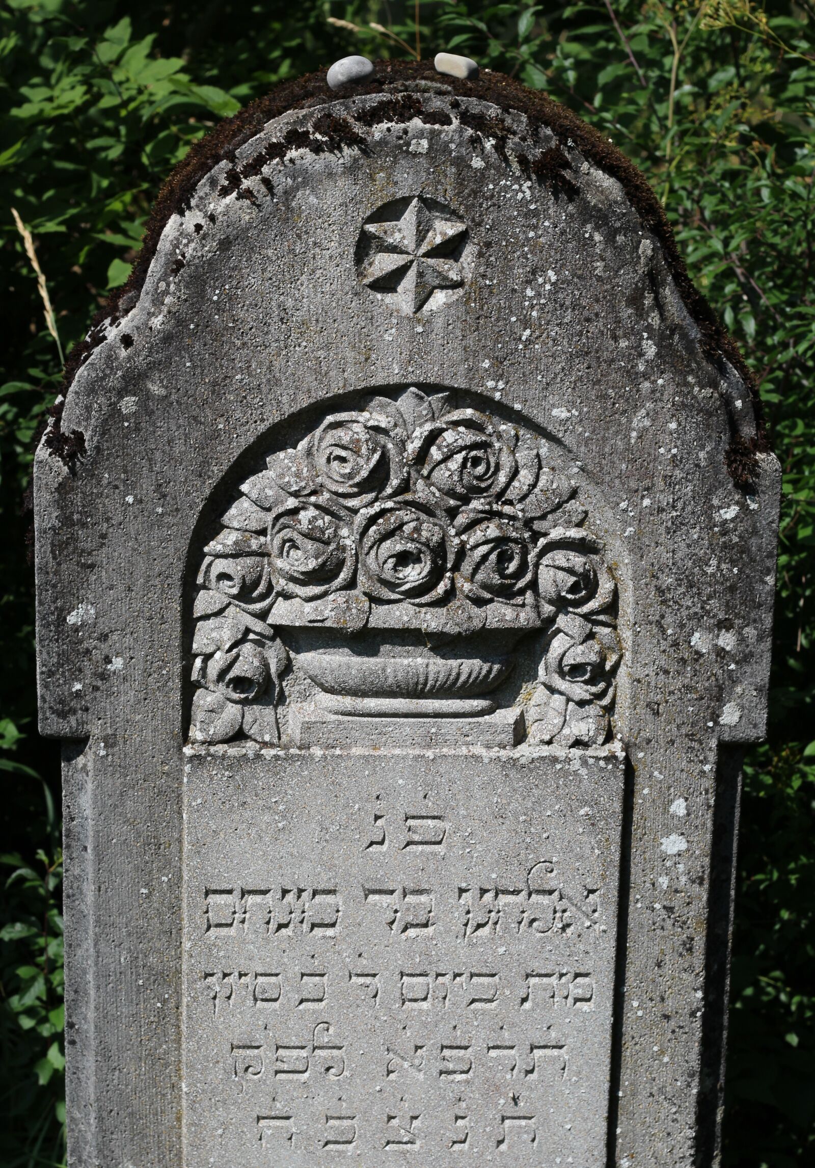 Canon EOS 1200D (EOS Rebel T5 / EOS Kiss X70 / EOS Hi) + Canon EF 50mm F1.8 STM sample photo. Tombstone, jewish cemetery, rock photography