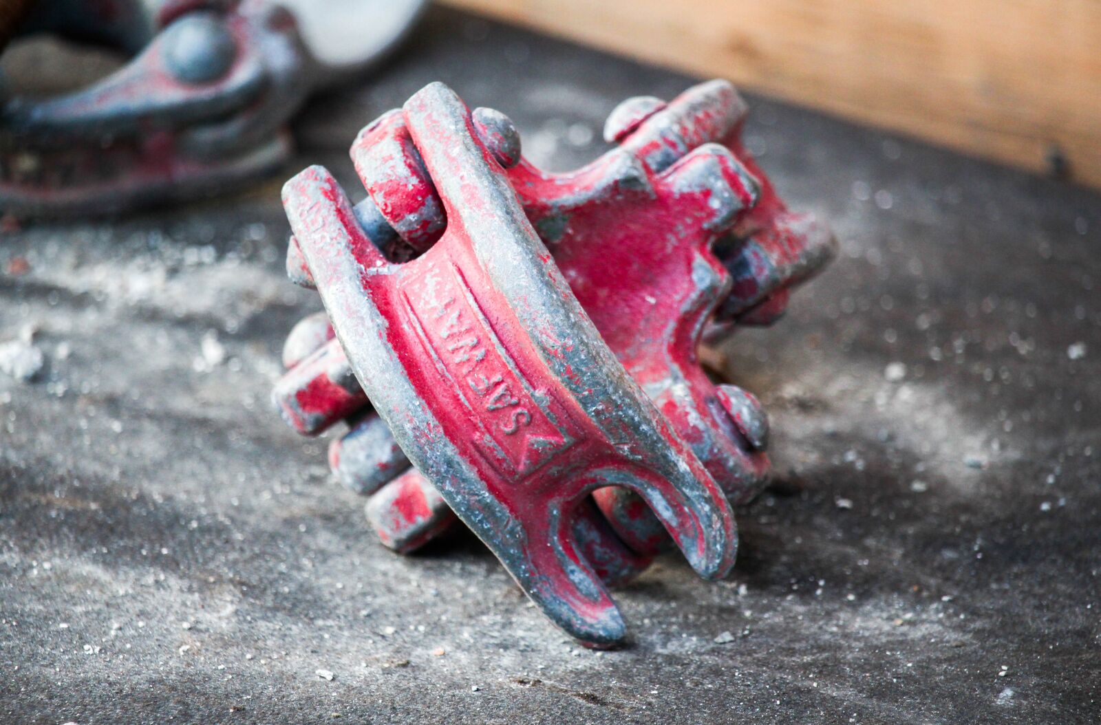 Canon EOS 700D (EOS Rebel T5i / EOS Kiss X7i) sample photo. Metal, construction, red photography