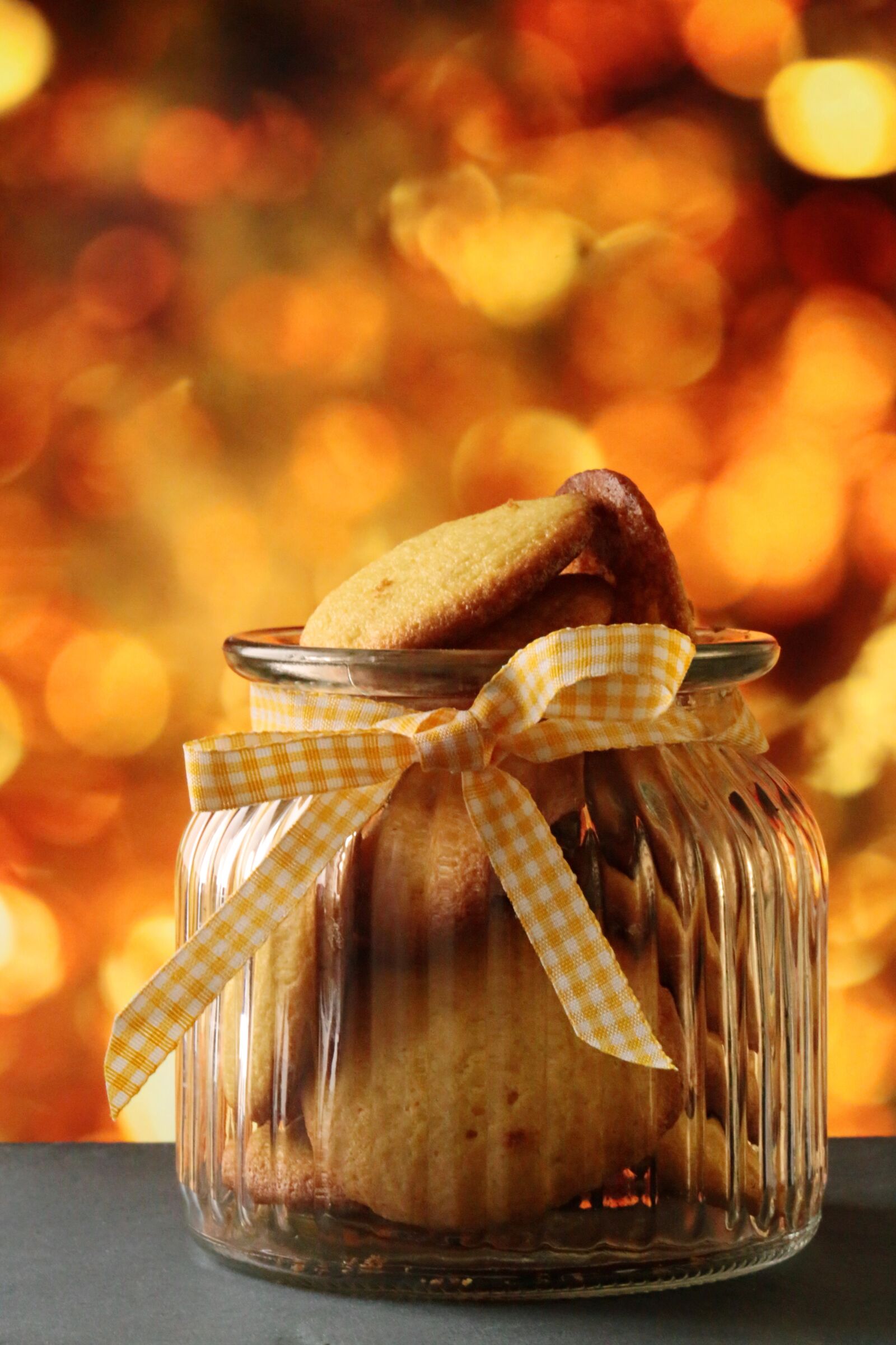 Canon EF 100mm F2.8L Macro IS USM sample photo. Cookies, bank, sweets photography