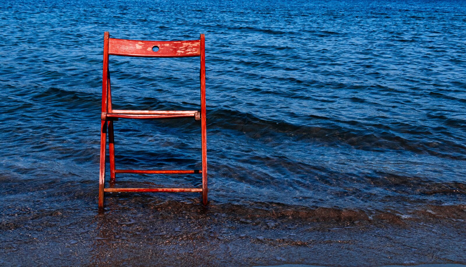 Canon EF-S 18-135mm F3.5-5.6 IS USM sample photo. Chair, sea, red photography