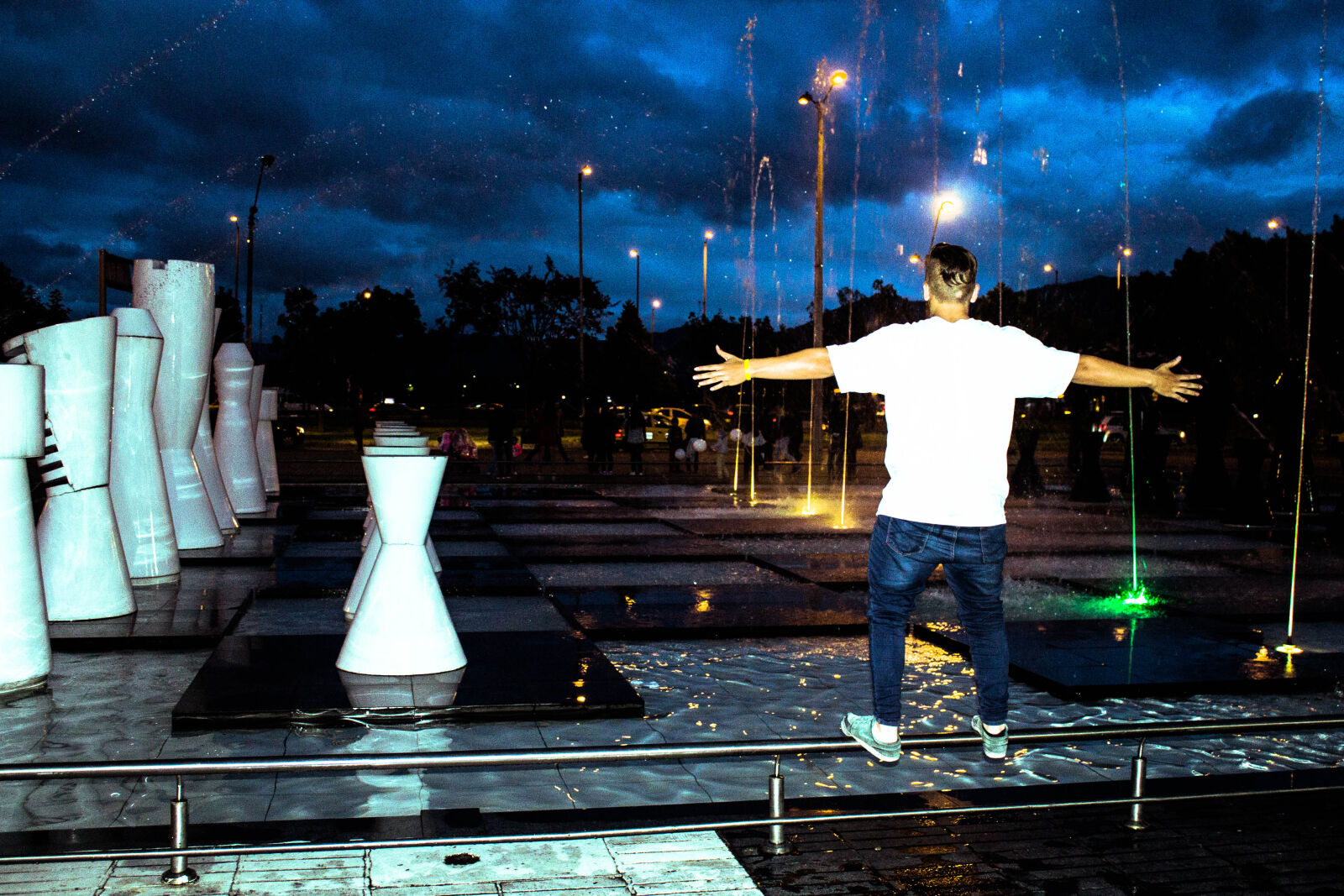 Canon EOS 1100D (EOS Rebel T3 / EOS Kiss X50) sample photo. Blue, water, epicure, man photography