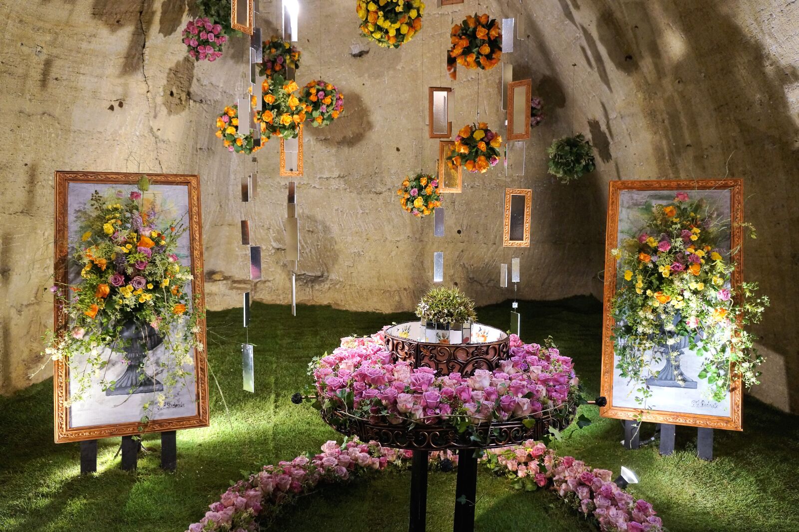 Sony Alpha a3000 + Sony E 18-55mm F3.5-5.6 OSS sample photo. Roses, exhibition, cave photography