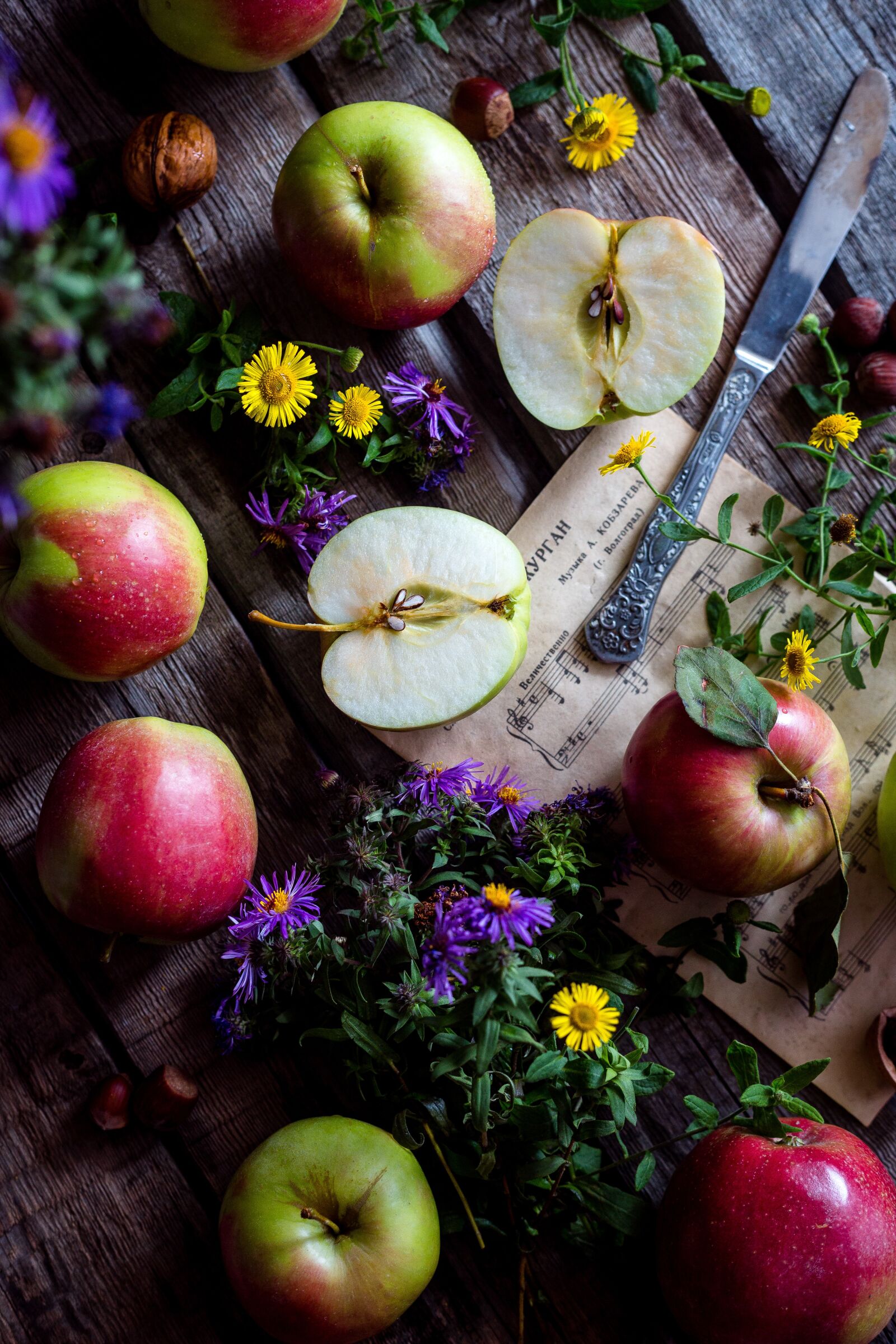 Canon EF 50mm F1.8 II sample photo. Apples, garden, wooden desk photography