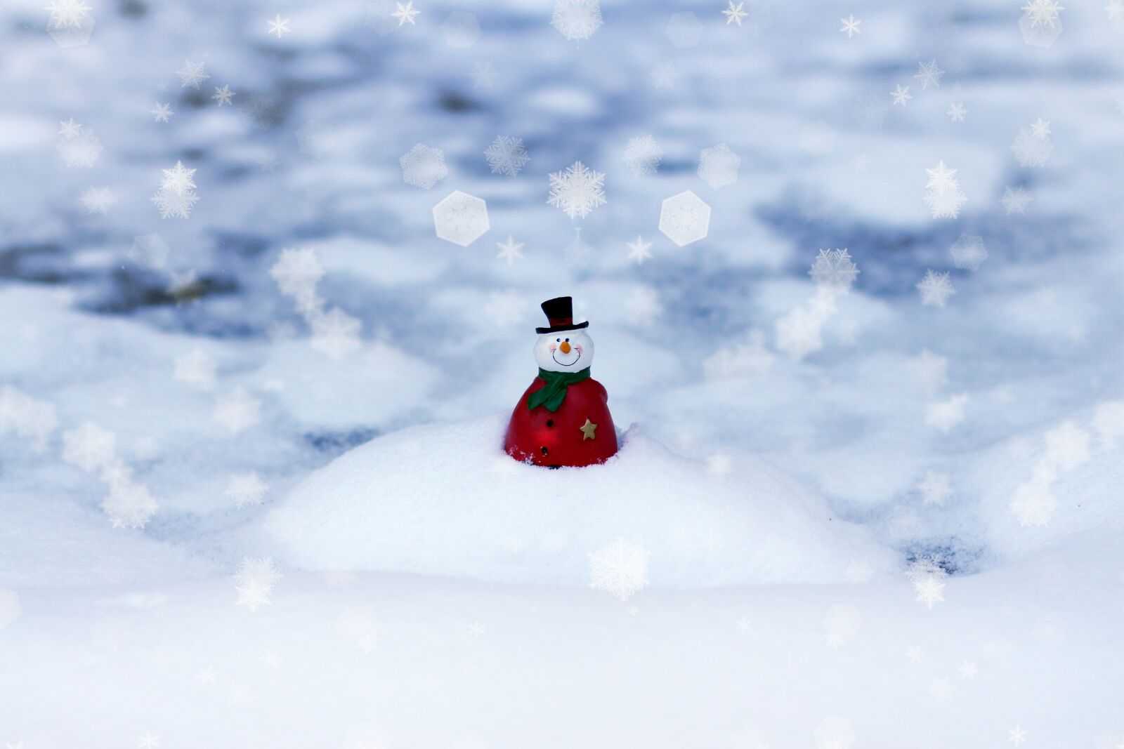 Canon EOS 700D (EOS Rebel T5i / EOS Kiss X7i) + Canon EF 85mm F1.8 USM sample photo. Snowman, decoration, winter photography