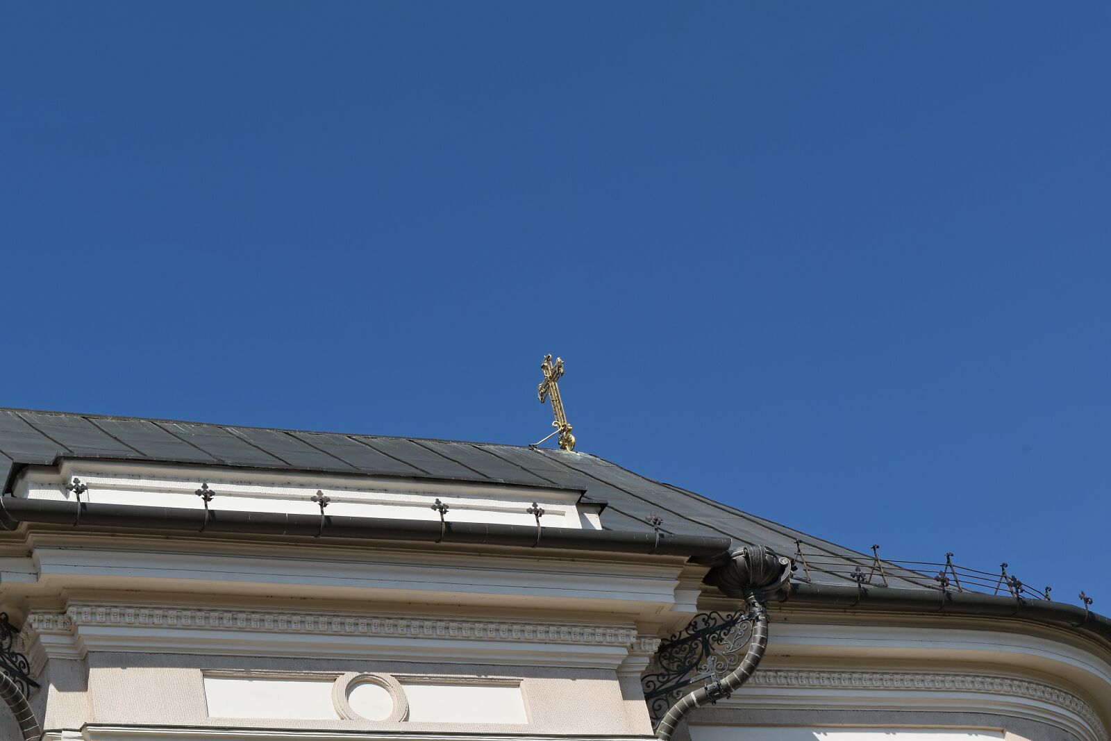 Nikon D5500 sample photo. Cross, gold, architecture, outdoors photography